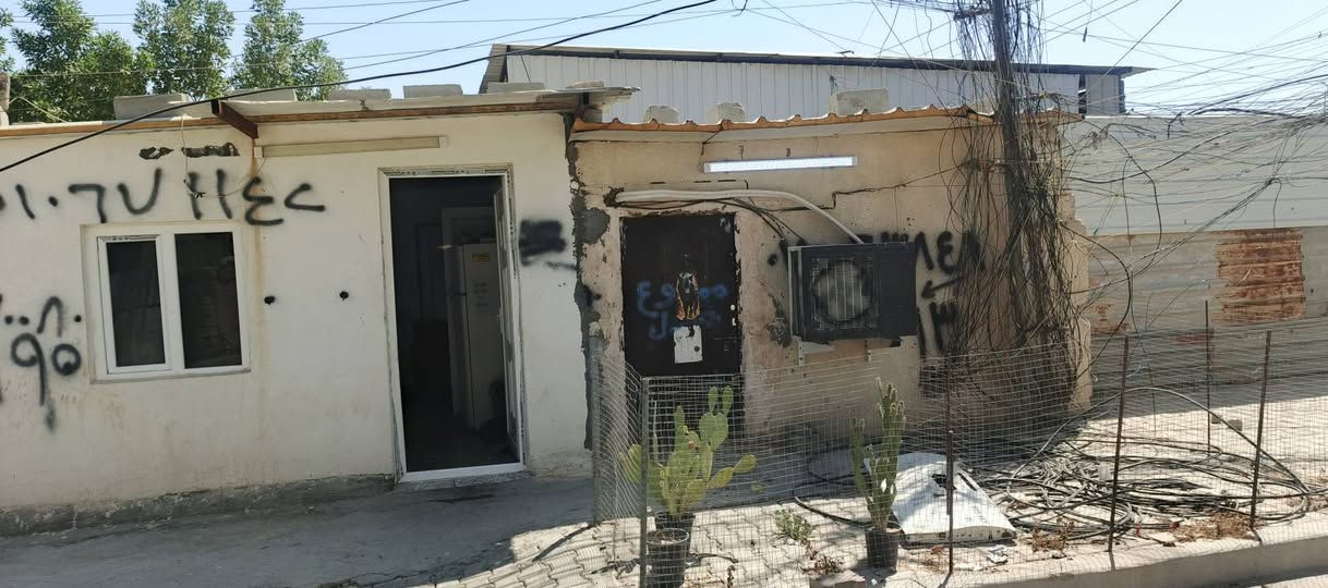 السلام عليكم
موقع للبيع اليوسفية القصر الاوسط حي الشهداء يتكون الموقع من مكائن عدد ٢ 
نوع سكانيا ١١٣
حمل الموقع ٨٠٠ أمبير 
علما انه توجد حصة وقودية (قطع) للاستفسار التواصل على الرقم ***********
