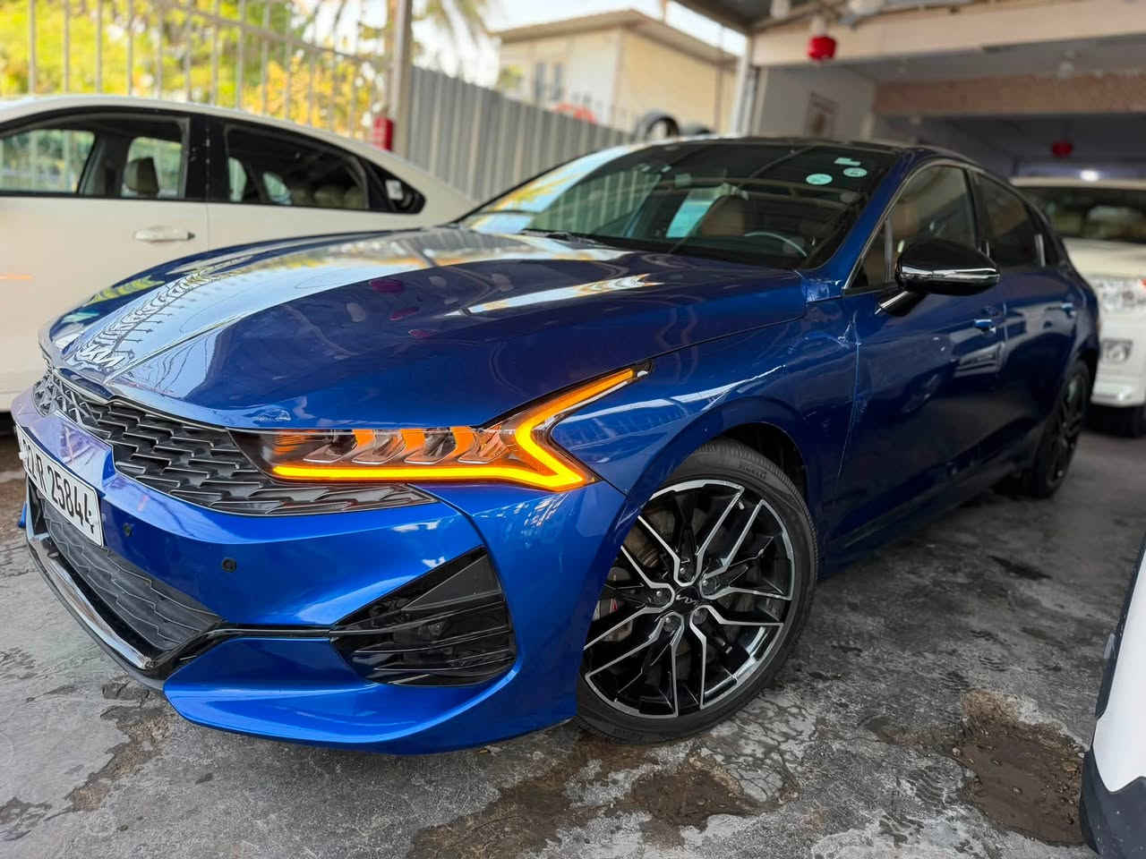 السلام عليكم
كلين بدون صبغ بدون ايرباك فقط بارد 
K5 موديل2024  GT 
محرك 2500 
فول مواصفات للاخير
كشنات مختمه جيتي 
داخل لون جوزي 
كشن تدفئه 
بانوراما 
بصمه تشغيل عن بعد 
فول لدات منضومه زنون 
تحكم ستيرن جهتين شفتات جهتين 
رادرات امامي وجانبيات 
حساسات كامره شاشه متصله 
وبعد هوايه بيها مواصفات 
السياره مكينه كير تبريد صدر كهربائيات كفاله 
السعر 180$ 
مكان السياره بغداد معارض الكريعات 
رقم الهاتف ***********
***********
