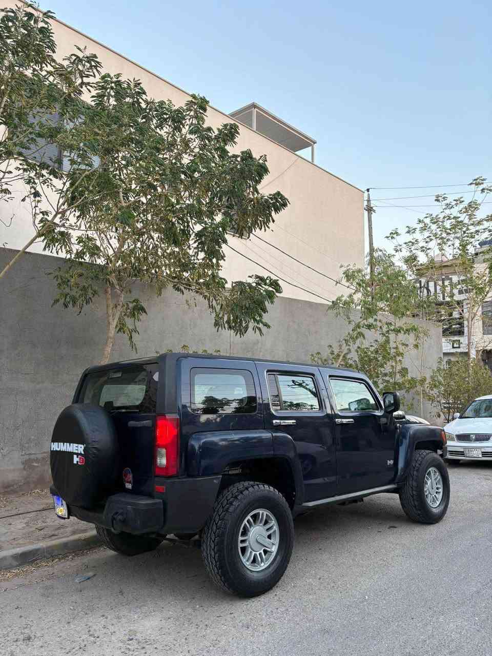 السلام عليكم همر H3 موديل 2007 السيارة بلادية وبدون صبغ محرك خمسة سلندر بلادي السيارة جاهزة نقصها فقط تبريد رقم بغداد الجديد بسمي تحويل ثاني يوم رايدها ب 115 ورقة مكاني بغداد حي الجامعة *********** بغداد, العراق
