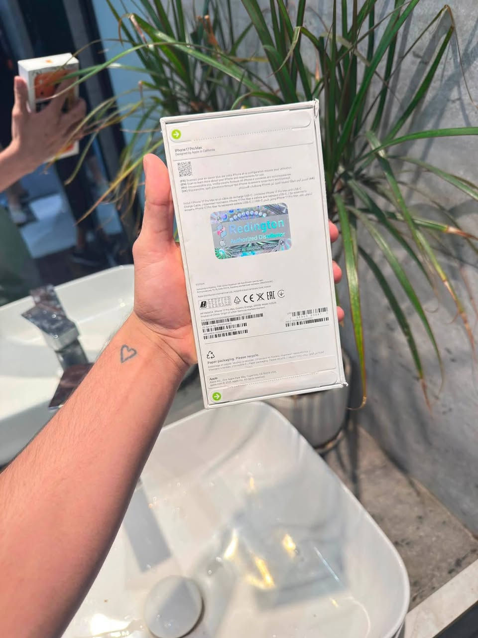 السلام عليكم
ايفون 17 Pro Max 
اللون البرتقالي 
256 GB
سيمكارت شرق اوسط AF
مامفتوح الجهاز
السعرمليون 200  قفل 
مكاني بغداد رقمي 
***********
