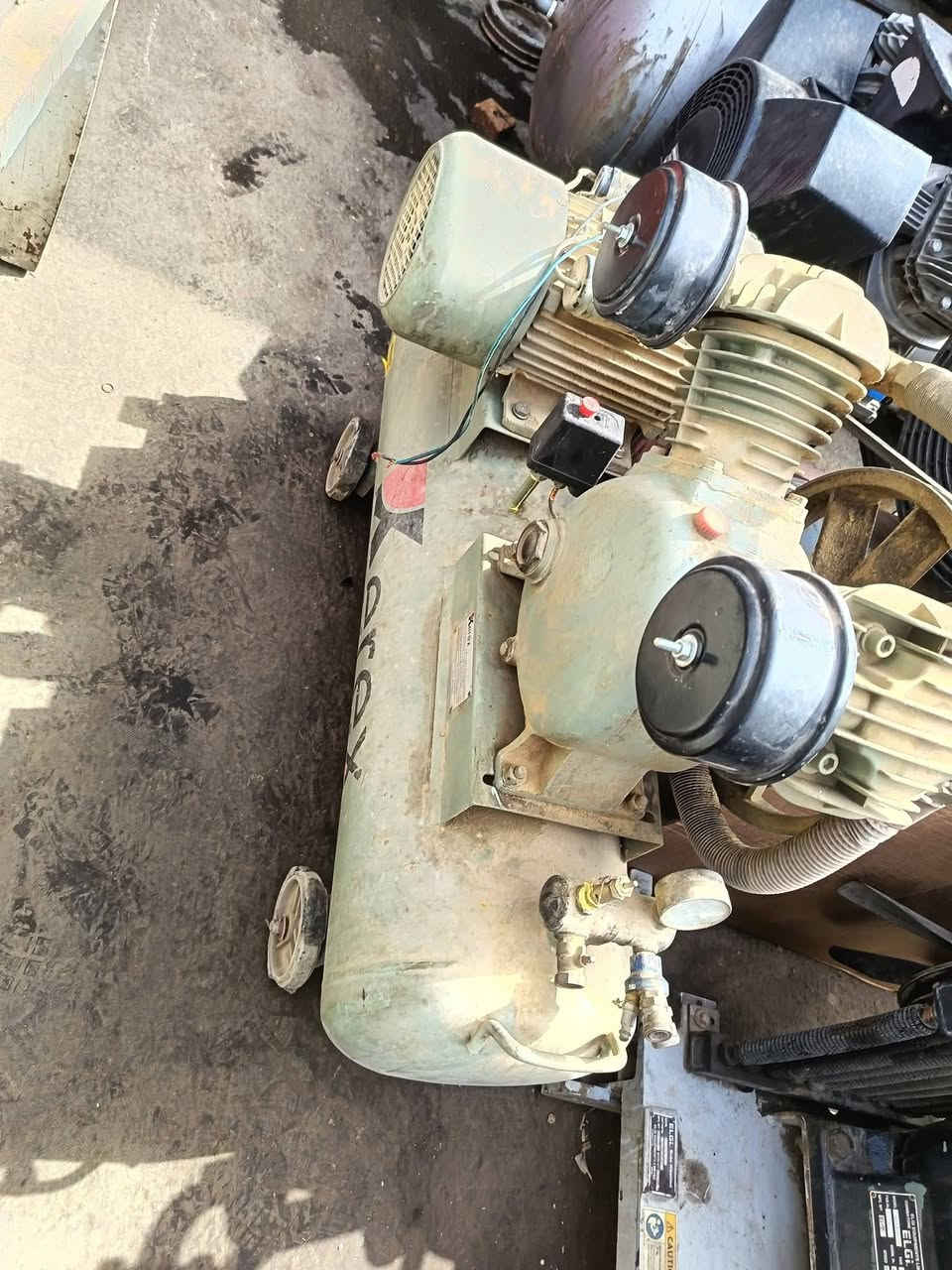 كمبريسر هواء ظاغطه وماطور كبيره هواء سريع  سنكل فيز سعر ٣٥٠ الف العنوان الكوت ***********
