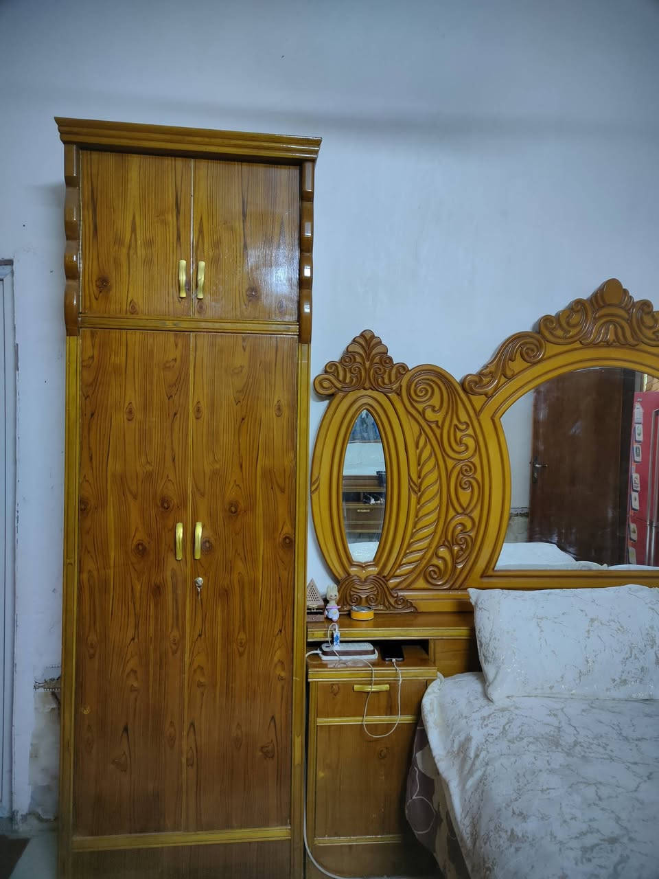غرفة نجارة عراقيه مستخدمه قليل جدا للبيع بسعر مناسب جدا
ماخذيها من شركة الافراح 

ملحقات كامله وجدا نضيفة ملحقات كامله حتى طابوريه بعدهي بالچيس غير مستخدمه 
واتساب ***********

