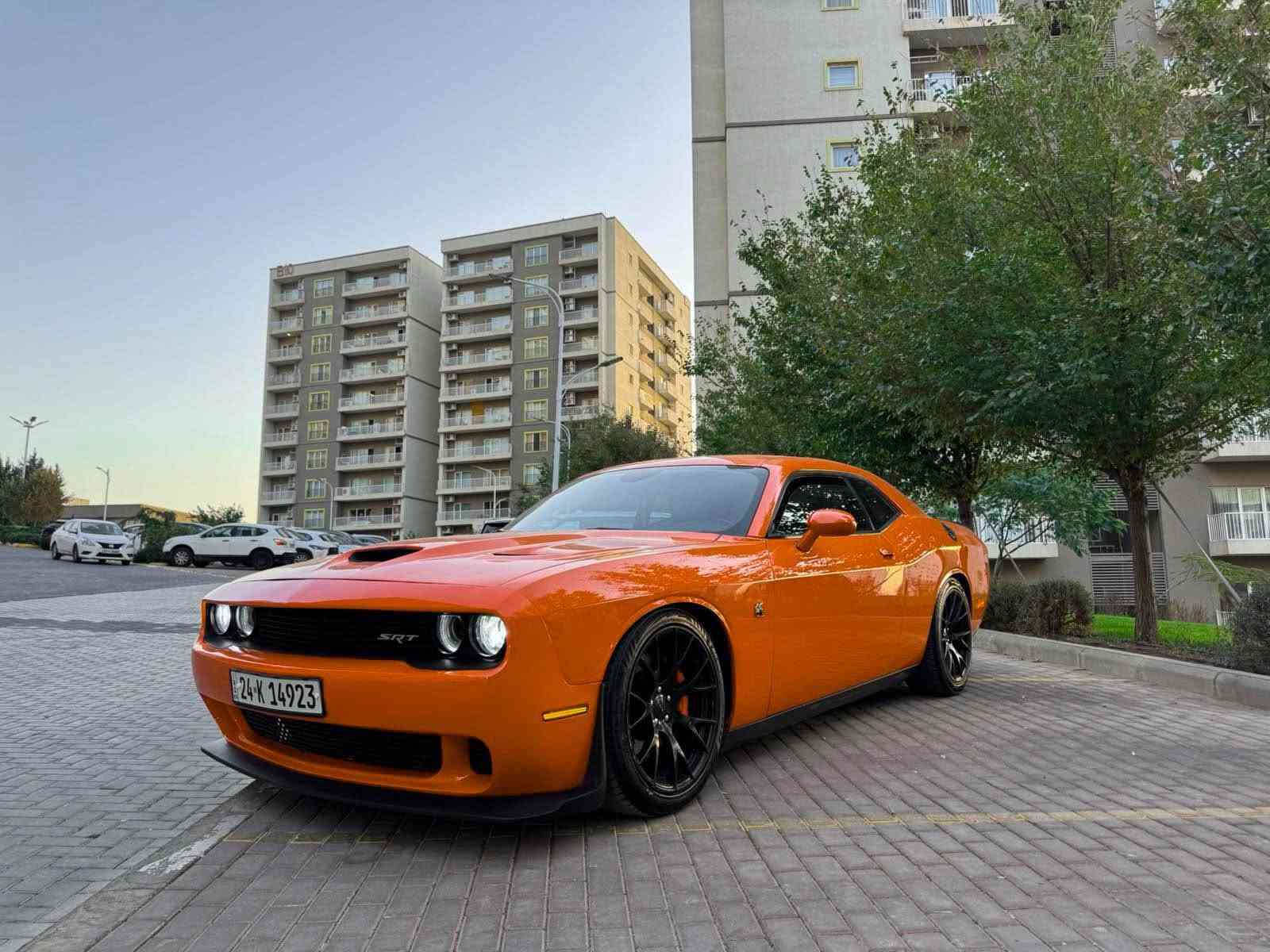 البرتقالي الأصلي 🇺🇸 | scat pack |

🔥 للبيع: دوج تشالنجر SRT 2021 — برتقالي أصلي 🔥

🚗 المواصفات:

* مواصفات فل أوبشن
* كاميرا خلفية + حساسات خلفية
* جنوط SRT قياس 20 إنش أمريكي
* سبويلر خلفي
* لايت أمامي زينون وكالة T/A أمريكي
* إشارات Smoke LED
* تشغيل عن بُعد
* كشنات تدفئة
* ستيرن Heated
* مقاعد جلد + كنتارا SRT كهربائية
* سقف rolls royce  
* شاشة كبيرة مع Apple CarPlay

🔧 التزويد الأمريكي:

* لويات تخم ماركة H&R
* بلكات NGK أمريكي Racing
* شوته Volant أمريكي أصلي
* Fuel Pump Racing
* ولف حرارة 82
* كاج أصلي
* أكزوز كامل Active
فجوج brembo

✅ حالة السيارة:

* صبغ 3 قطع فقط بدون ايرباك شرط
* تايرات جديدة
* السيارة تحويل وكالة بنفس اليوم
* رقم دهوك
* المكينه والگير لم يتم فتحهما 
* ممشى 75,000 كم
* المحرك والقير بشرط الفحص

🎨 الصبغ والحوادث:

* 3 قطع صبغ: جاملغ + باب + جامبغ خلفي
* بدون إيرباك
* بدون شاصي
* بدون لغود

💰 السعر: 188 ورقة، وقابل للتفاوض
السيارة مصروف عليها أكثر من سعرها، والتزويدات كلها مختارة بعناية

📍 موقع السيارة: السليمانية

📞 للاستفسار أو طلب المزيد من التفاصيل:
***********
*********** السليمانية, العراق
