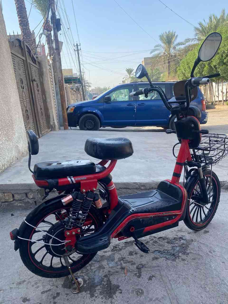دراجه شحن رايده 200 الف قفل قفل بدون بطاريات بس عندي وياه سويجات اثنين علما تحتوي دراجه على ٦ بطاريات  مكاني بغداد حي اور الدراجه متروكه  سنتين ***********
