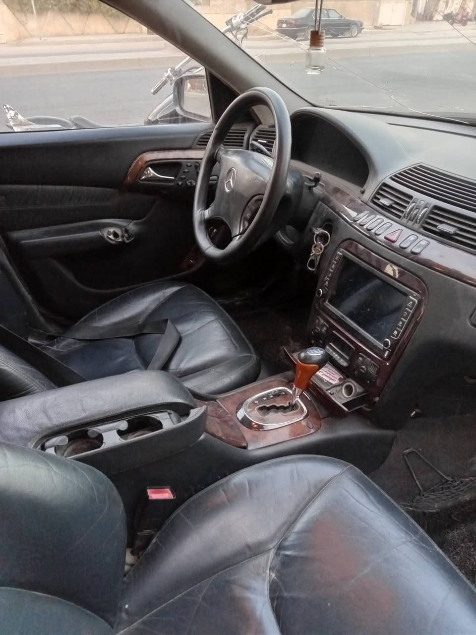 سلام عليكم كل الاحترام لصاحب الكروب
غواص s500
مديل ٢٠٠١
قرار ٤٨ كامله معامله
دافع كمرك
مسقط رقم
قرص واصل تروح للمرور تحول مباشر
مرور الغزاليه. تريد وكاله بسمك 
سعر 75$
رقم ***********
 مكان بغداد البياع
محور دبلات
تبريد بي ليك.
سياره بلاد
بيها صبغ جاملغ الخلفي فقط
