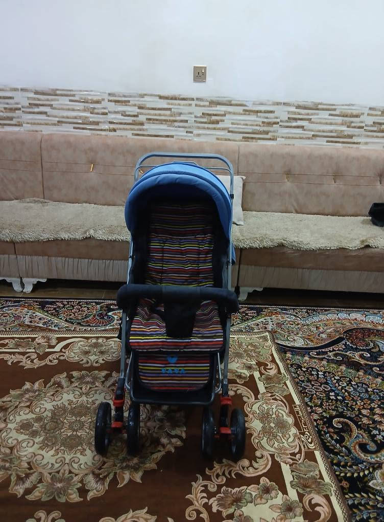 عارەبانەی مناڵان ئەوروپیە شەریکەی vava یە، زۆر تۆکمەو بێعەیبە ، 8 تاییە و تایە گەورەیە، قایشی بەستنەوەی هەیە، دەسکەکەی دوئاڕاستەیەو ئەتوانی مناڵەکە ڕوبکەیتە خۆت ، کورسیەکەی تەواو تەختەکرێ بۆخەوتنی مناڵ، ژێری پێوەیە بۆشت هەڵگرتنو بازاڕی ، تایەو ئیستۆپ و لێخوڕینی زۆر مەزبوتە
شوێن قاچی مناڵەکە بەرز ئەکرێتەوە، ئەتوانی لە تەمەنی یەک ڕۆژی مناڵی تێبکەی تا 5 ساڵی 
سعریشی زۆر گونجاوە قفڵی 45 هەزارە بەبێ معامەلە
سلێمانی ، گەیاندن هەیە*********** السليمانية, العراق
