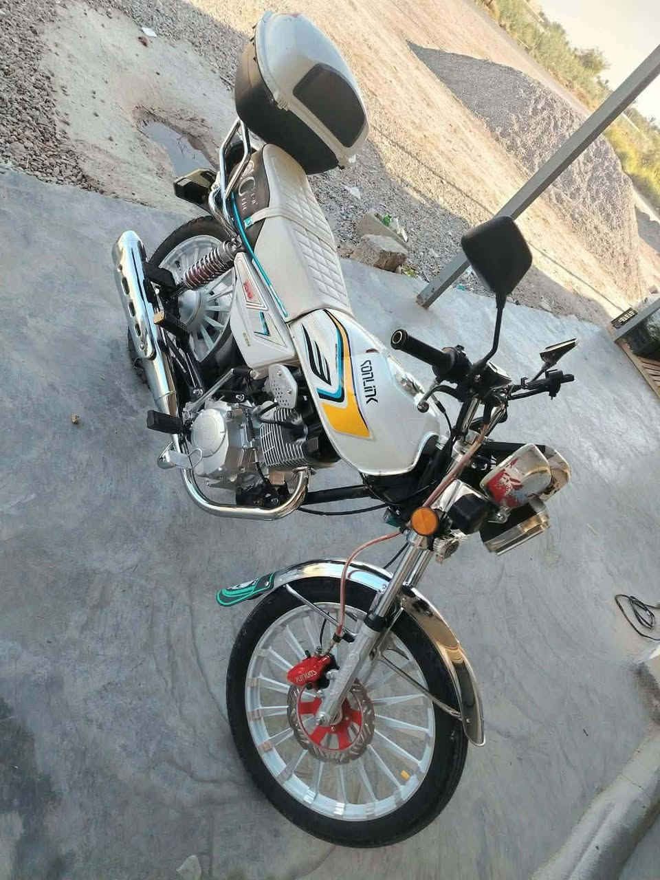 سلام عليكم
دراجه سونك 2025 مكفوله كفاله عامه 
حجم مكينه 150cc
لون مميز ابيض 
اختت زيروو 
اوراق 6 بيهه 
بصمات شغالة
سعر900 وبيههه مجال الشرايه 
مكاني ديالئ بعقوبه دور الزراعة
رقم: ***********
الي مو شراي لا يتصل
