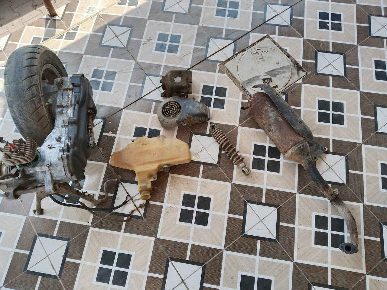 غراض بيكم للبيع
محرك شغال نقص بس بوش وبستم 
وصالنصه 
وكفرات محرك 
ودبت دهن 
ودبل خلفي 
50 قفل بدون عمله شراي يراسلني لو يخابر
مكان بغداد الحسينيه الراشديه 
***********
