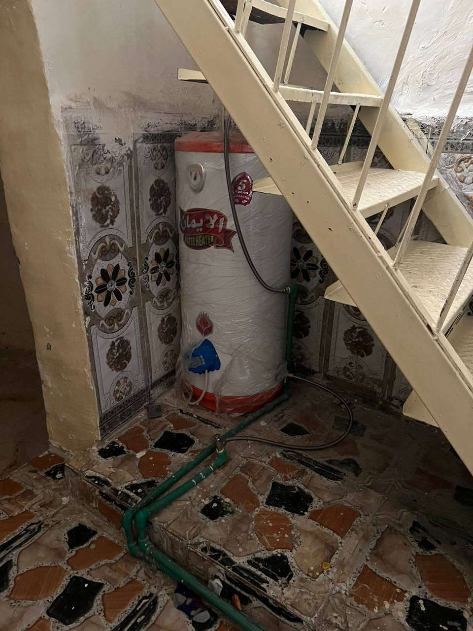 السلام عليكم بيت للايجار الفضل بالفرع الي مقابيل المضمد ابو زكي يحتوي على غرفتين وخدمات بدون سطح البيت جاهز من كلشي اجيب غراضك وتكعد سعر الايجار ٢٥٠ للاستفسار الاتصال على الرقم ***********
