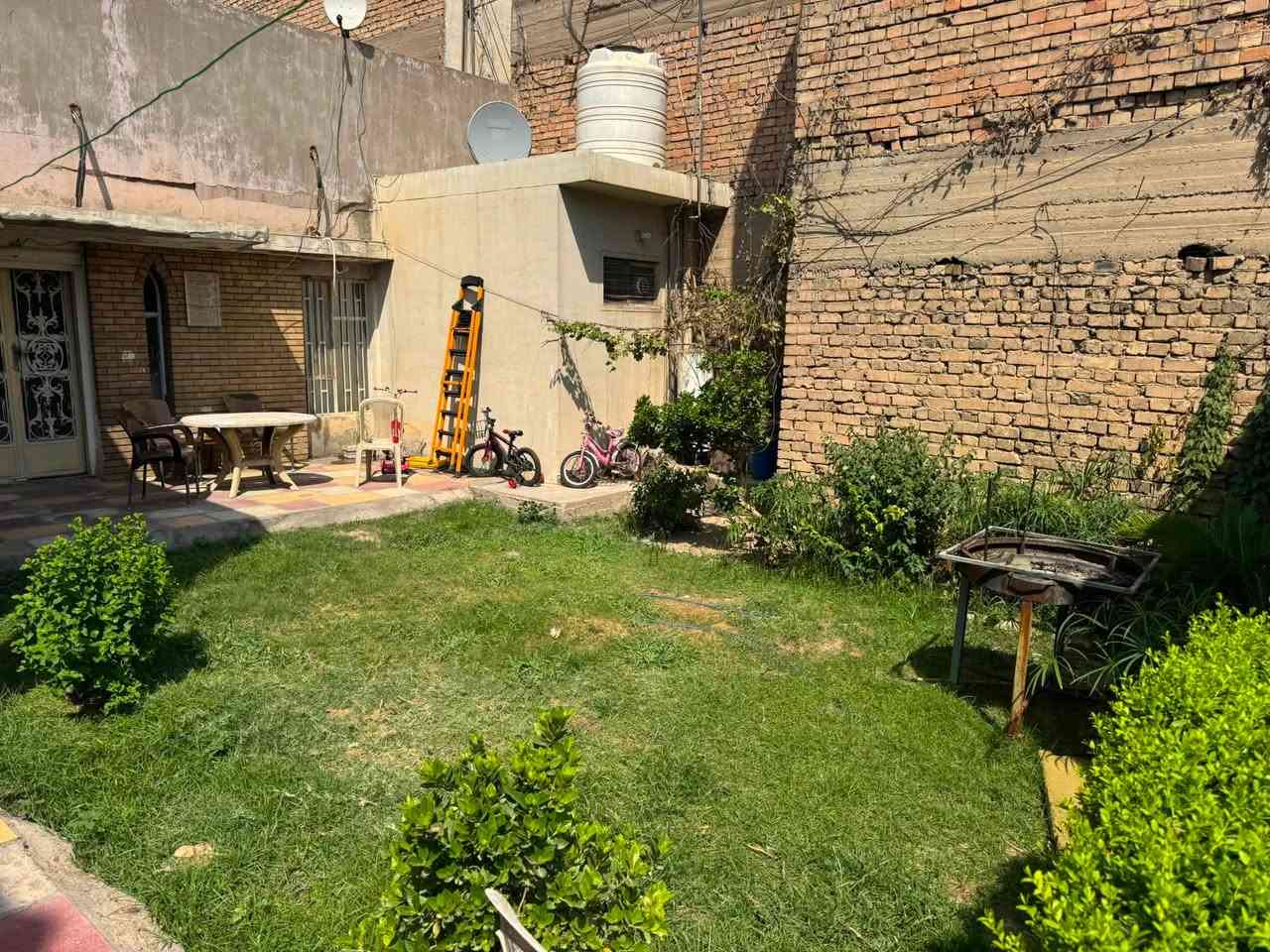 بيت في منطقة البلديات مساحة464 الواجهة20النزال30 محلة726قرب منارة لبنان للبيع للاستفسار ***********
