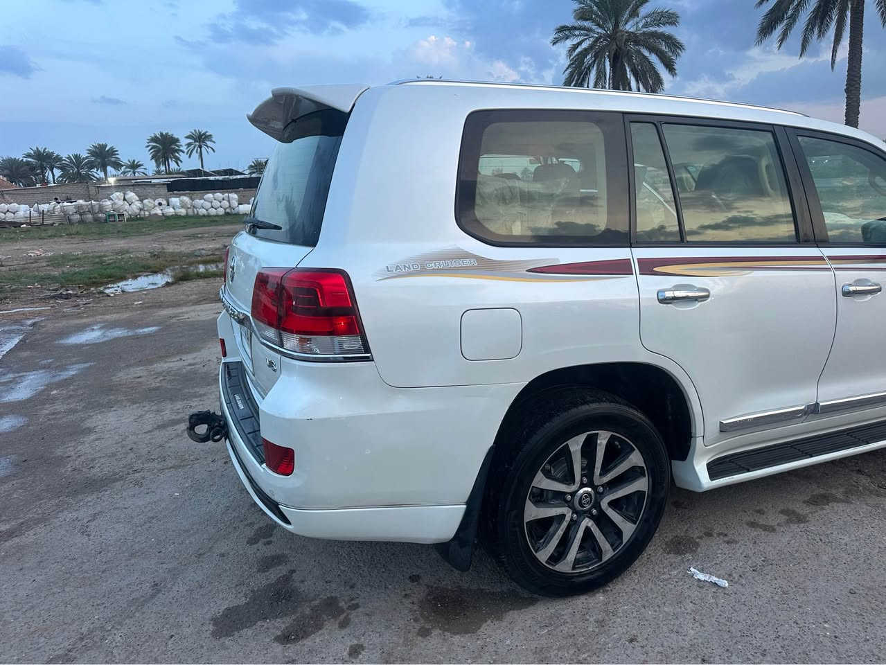 سلام عليكم لاندكروز موديل 17 بسمي 
شرط تحول ثاني يوم 
فقط جاملق الامامي تبديل بدون ضربه

فول موصفات
رقم سليمانيه
الاستفسار 
*********** St Andrew, Surrey
