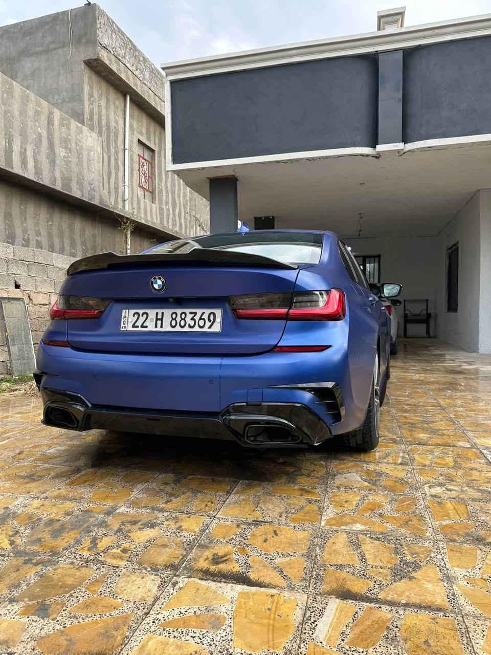 🚗 سيارة للبيع: BMW 330i (أعلى فئة)
المواصفات الأساسية:
 * المحرك: 4 سلندر تيربو (دفع خلفي RWD) ⚡
 * المسافة المقطوعة: 60 ألف ميل 🛣️
 * اللون الخارجي: أزرق مميز 🟦
 * الداخلية: تطعيمات كاربون فايبر 🏁
المواصفات والإضافات:
 * شوتر رياضي 🚀
 * دفيوزرات كاملة 🔥
 * نظام صوتي فاخر Harman Kardon 🔊
 * رادارات أمامي وخلفي 📡
 * نظام كشف النقاط العمياء 👁️
 * نظام الحفاظ على المسار (Lane Assist) 🛣️
 * مثبت سرعة ذكي ⚙️
 * دخول وتشغيل ذكي (بصمة) 🔑
 * شاشة كبيرة + نظام iDrive 🖥️
 * إضاءة محيطية داخلية (Ambient Light) 💡
 * سقف بانوراما ☀️
الحالة والصيانة:
 * الضرر: موضح بالصور (نصف جاملغ أمامي عكس السايق، بدون إيرباك، مع طخطخات بسيطة) 📸
 * الصيانة: معتمدة لدى Pitstop (حي الجامعة) 🛠️
 * الحماية: ضمان 5 سنوات نانو سيراميك / حماية (PPF) 🛡️
 * الملاحظات: السيارة صفر مسج (خالية من أي أخطاء أو أعطال)، ولا تحتاج أي مصاريف 💯
السعر والمعلومات:
 * السعر: 270 ورقة ($27,000) 

 * الموقع: بغداد / الأعظمية 📍
 * للتواصل والاتصال: *********** 📞
