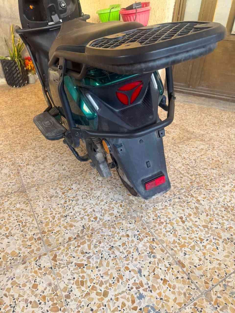 السلام عليكم عندي دراجه t35 من شركه ياديا العراق بيها درع وجنطه وبيها مانع انزلاق ومانع منحدرات ويكفي شحنها 62kgبالشحنه الوحده وسرعتها 65kgمتر بالساعه وبطاريه 23امبير و72 فولت وبيها ثلات حالة الايكو والسبورت والعادي وبيها سياقه ذاتيه ولايت عالي وناصي وبيها ضمان سنه على العقل والكهربائيات وسنتين على الملف والبطاريه بس بيها عيب واحد كسر بالكفر الامامي وتلكا يم الشركه.عنواني حي الجهاد وسعرها 800 وبيها مجال حك الجيه ورقمي للاتصال ***********

