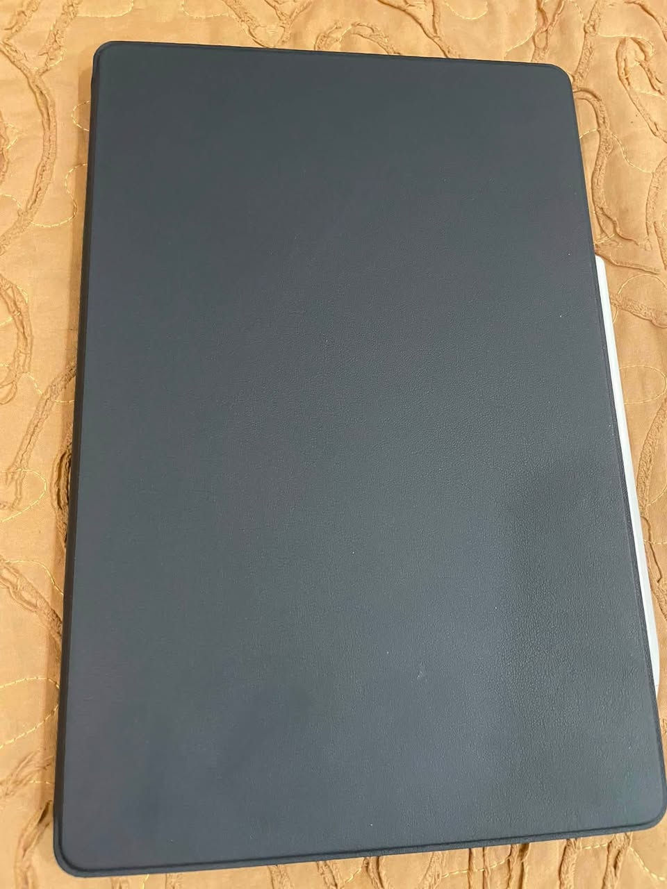 📱🔥 للبيع Honor MagicPad 2 🔥

جهاز HONOR MagicPad 2 بحالة ممتازة جداً ✨
نظيف جداً واستخدام خفيف، وكل ملحقاته موجودة ✅

🎮 قوة وأداء عالي للألعاب والاستخدام الثقيل
⚡ معالج Snapdragon 8s Gen 3 بتقنية 4nm
🚀 أداء قوي جداً بالألعاب، المونتاج وتعدد المهام
🎮 شاشة 144Hz تعطي سلاسة عالية بالألعاب والحركة

🖥️ المواصفات:
• شاشة 12.3 إنچ OLED
• دقة 3K – 3000×1920
• تحديث 144Hz
• سطوع يصل إلى 1600 nits
• أكثر من 1 مليار لون
• كثافة 290 PPI
• شاشة مريحة للعين
• 8 سماعات مع Spatial Audio 🔊
• بطارية ضخمة 10050mAh 🔋
• شحن سريع 66W ⚡
• نظام MagicOS
• نحافة 5.8mm
• وزن تقريباً 555g

📦 الملحقات كاملة:
✏️ قلم HONOR الأصلي
⌨️ كيبورد HONOR
📦 الكارتون الأصلي

💰 السعر: 750 ألف دينار فقط

📍 الموقع: بغداد – الدورة
  
     رقم الهاتف ***********

🔥 جهاز قوي جداً، شاشة خرافية، ومناسب للألعاب + الدراسة + العمل + الأفلام
