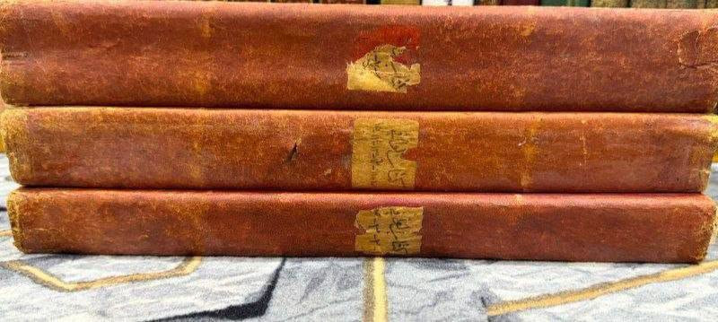 كتاب الوافي 
(طبعة حجرية اصلية )
مؤلفه هو العالم والفقيه والمحدث الفيلسوف الفيض الكاشاني (الشيخ محمد محسن بن مرتضى الفيض الكاشاني، المتوفى سنة 1091 هـ).
عمر البطعة 131
تُعتبر هذه الطبعة الحجرية لكتاب "الوافي" نسخة تراثية ثمينة وشديدة الندرة، ولها قيمة اصلية مؤرخه 
سنةصُدرت في أواخر عهد الشاه ناصر الدين شاه وبداية عهد مظفر الدين شاه قاجار (سنة 1313 هـ / 1896 م)، مما يجعلها وثيقة تاريخية تمثل أوج ازدهار وتطور الطباعة الحجرية 
ثلاث مجلدات حجم كبير رحلي طبعة ممتازة جدا.
للحجز
***********

