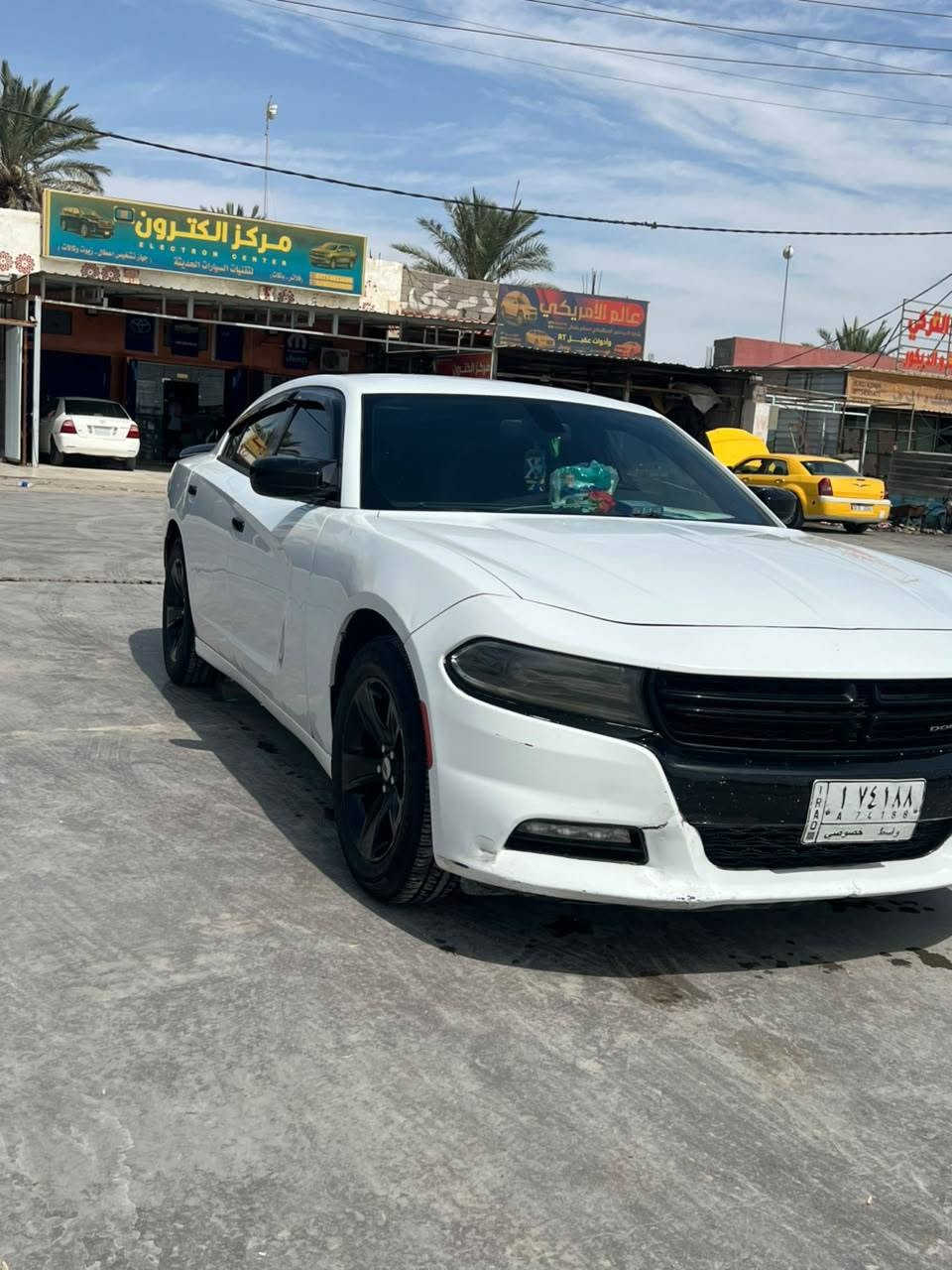 سلام عليكم
دوج جارجر  2016 اصل 
تحويل مباشر 
السيارة وارد امريكي حادثها جاملغ وباب  العبري ومعمرات نفسهن بدون دواخل بدون ايرباك ولا لغد وشواصي 
سيارة كير ومكينة على وضع الشركة 
مواصفات السيارة 
شاشة جبيرة
كشنات حضن تدفئة تبريد
كشن خلفي تدفئة 
ميموري خزن 
اكواب تسخين وتبريد
حساسات وكامرة خلفية 
عنوان السيارة واسط العزيزية
للاستسفار:
***********

نص مكتوب في الصور:
- 68 4G 1:33 3 نوفمبر، 2025 10:20 م