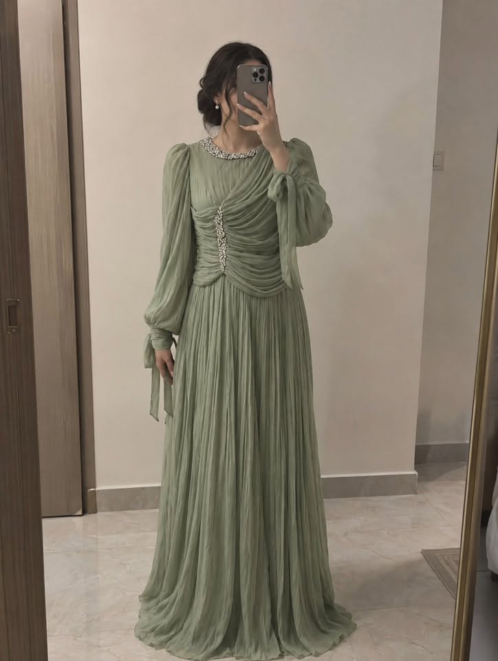 مرحبا ، فستاني قياس 40/42
اشتريته جديد ولابسته مره وحده بس 
اريده ب٨٠ الف وبي مجال 
هذا رقمي لتواصل ***********
