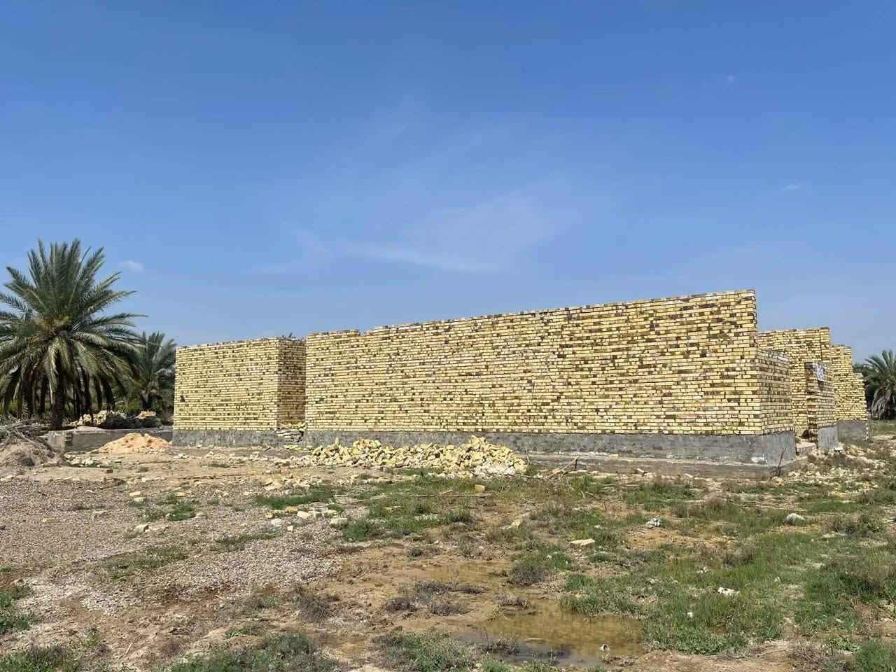 المساحة دونم طابو زراعي سند ٢٥ الوجهة ٤٠ متر والنزال ٦٣ متر تقع خلف الصقر على البزل مباشر شارع ١٥ متر قرب بيت فليفل تحتوي على هيكل بمساحة بناء ٣٤٠ متر يحتوي على استقبال ١٥ *٥ وصالة ١٧*٥ مطبخ ٩* ٤.٥ غرف عدد اثنين ٦*٤ وصحيات ويوجد بيها بتلو بمساحة ٢٠٠ متر
للتواصل
***********
