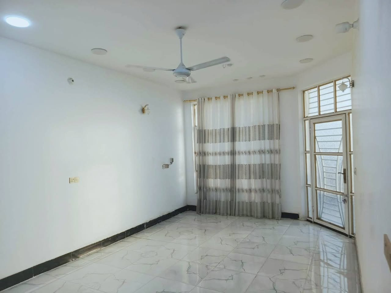 🏡 بيت للبيع – الكوت / حي الجوادين
بيت ركن بمساحة 265 م²،  في حي الجوادين قرب أسواق العتابي.

🔹 طابق واحد.
🔹 يتكون من:

- غرفتين نوم.
- هول.
- استقبال.
- مطبخ.
- صحيات داخلية وخارجية.

✅ بناء حديث درجة أولى.
✅ البناء طابوق، والسقف صب (كونكريت).
✅ جميع الخدمات متوفرة: ماء، كهرباء، ومجاري.
✅ الشارع يحتوي على مجاري وتبليط.
✅ توجد معاملة تطويب مقدمة.

💰 السعر خاص.

للاستفسار ومعرفة بقية التفاصيل، يرجى التواصل مع صاحب البيت. ***********
