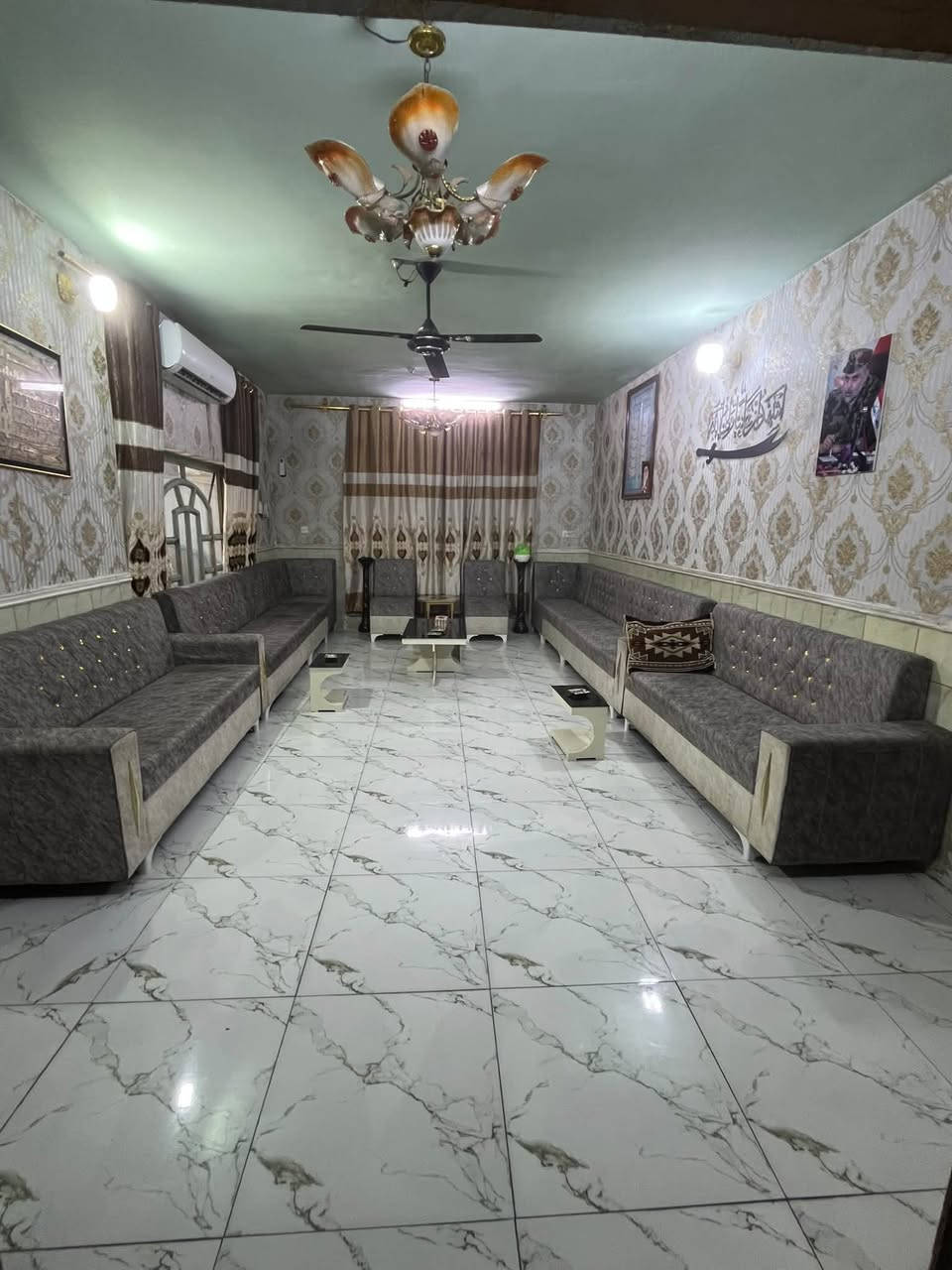 السلام عليكم /بيع مستعجل
دار للبيع 🏠 
الموقع📍 بغداد/حي النصر 
مساحة الدار 260م 
واجهه 13 والنزال 20
يحتوي على 5غرف نوم 
واستقبال وصالة ومطبخ 
مساحة الاستقبال 7x5
البيت طابقين جاهز من كلشي 
شارع تبليط /مجاري /كهرباء 
يحتوي على كراج يتسع ل٣سيارات 
لمعرفة السعر الاتصال على الرقم 
***********
