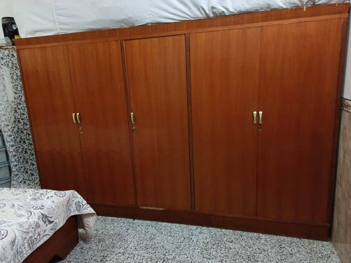 السلام عليكم
غرفة مستعملة بس نضيفة للبيع طابق واحد كنتور 5ابواب
السعر 300 وبيه مجال العنوان الحمزه الغربي 
***********
