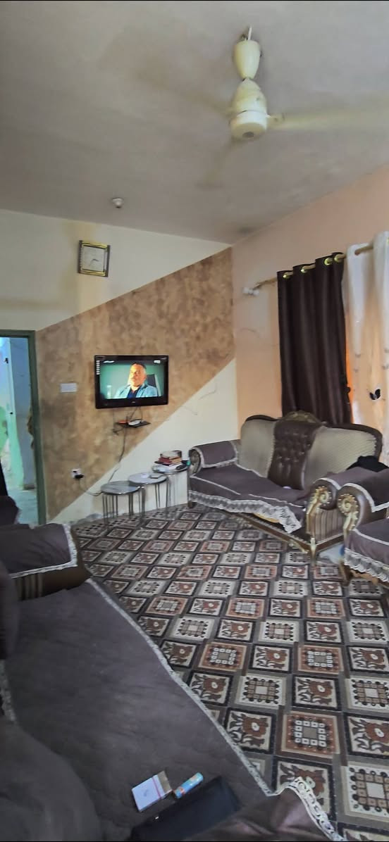 السلام عليكم
🏠بيت للبيع 🏠
في حي الشهداء الاول خلف مركز الشرطة الشرقي📍
 الفرع قبل الاخير  ٢٠٠م طابو كونكريت ♦️مسلح البناء قديم
♦️البيت مقسم 2  واحد مؤجر  غرفتين ♦️وصاله واستقبال وصحيات. الطابق ♦️الثاني  بناء متكامل غرفه واستقبال ♦️ومطبخ وصاله وصحيات بناء جديد ♦️الطابق الثاني نظافة البيت الارضي ♦️***********
♦️السعر 85 قابل للتفاوض
