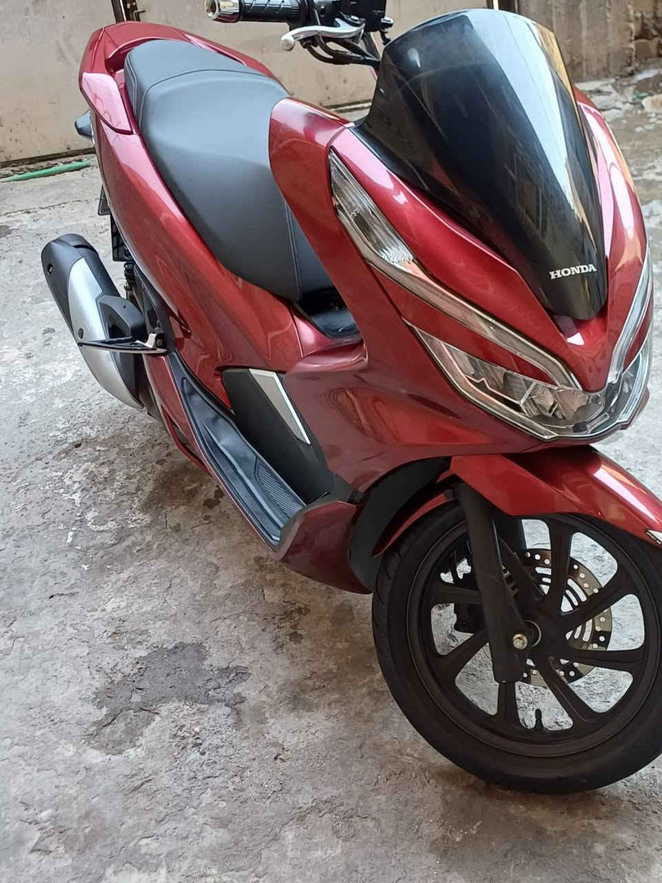 🏍️ للبيع Honda PCX 125 – الجيل الثالث 🇯🇵

💰 السعر: 23 ورقة = 2300$

🔹 PCX 125
🔹 الجيل الثالث
🔹 مواصفات يابانية
🔹 محرك 125cc، سلندر واحد، تبريد مائي
🔹 حقن إلكتروني PGM-FI
🔹 ناقل حركة أوتوماتيك CVT
🔹 تشغيل كهربائي + Smart Key
🔹 نظام Idling Stop
🔹 أضوية LED
🔹 جنوط 14 إنچ
🔹 فرامل أمامية ديسك
🔹 فرامل خلفية درم
🔹 تانكي بنزين 10 لتر
🔹 مريحة واقتصادية بالاستخدام اليومي

💵 السعر: 23 ورقة (2300$) قابل للتفاوض بالمعقول

📩 للجادين الاتصال على الرقم ***********
