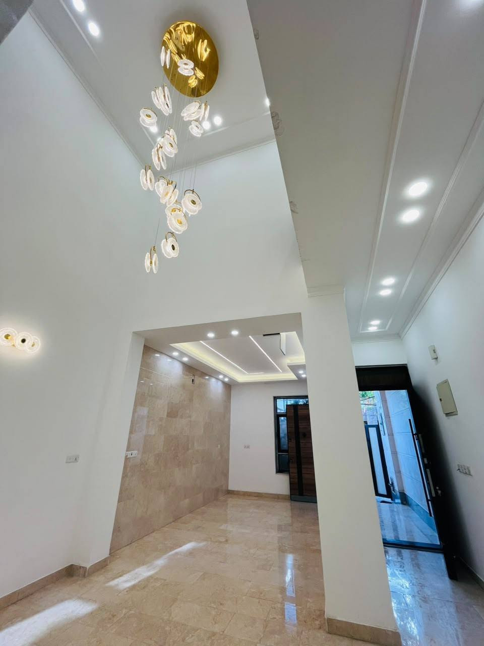 دار  البيع 🏠
المساحه 100متر
📍بغداد حي جهاد
 (خارجيه الاطباء)
يحتوي دار ع مدخلين
  طابق ارضي 
{صاله+مطبخ+منور+غرفه نوم+خدمات 🚾
وخدمات🚾 خارجيه الضيوف}
------------------------
طابق ثاني 
يحتوي ع
 2غرف نوم
حولي
خدمات🚾
---------------------
طابق ثالث 
غرفه نوم
بيتونه 
سطح
----------------
سعر جدآ 💰مناسب
الاستفسار اتصل📞 واتساب
رقم ***********
صادق ابو محمد
