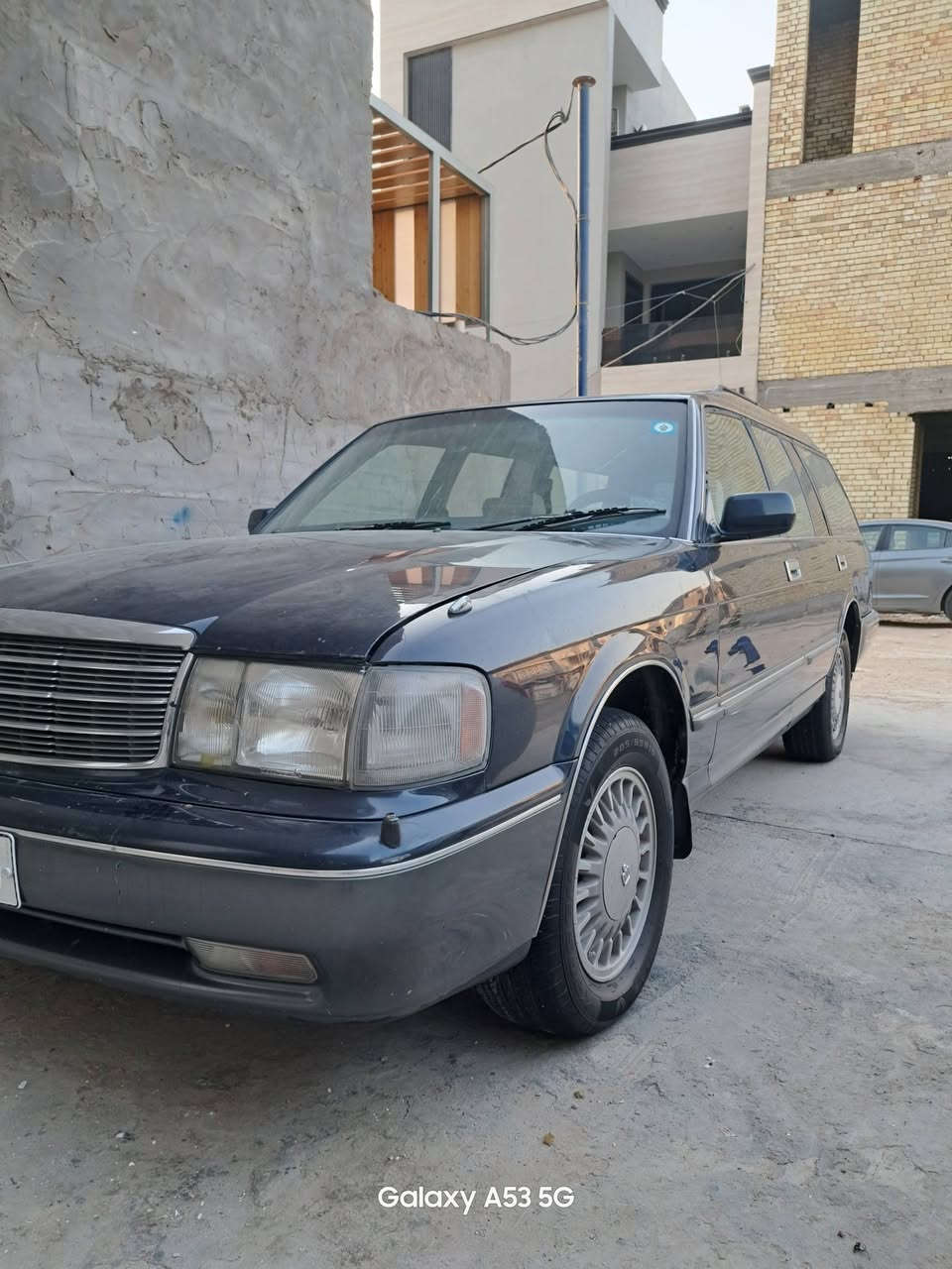 السلام عليكم 
كراون ستيشن ١٩٩٥ رقم نينوى انكليزي بسمي اخوان  ابيع شرط الكفالة من كل النواحي 
مكينه وكير vvt.i 2500 مكاني بغداد 
***********

نص مكتوب في الصور:
- Galaxy A53 5G