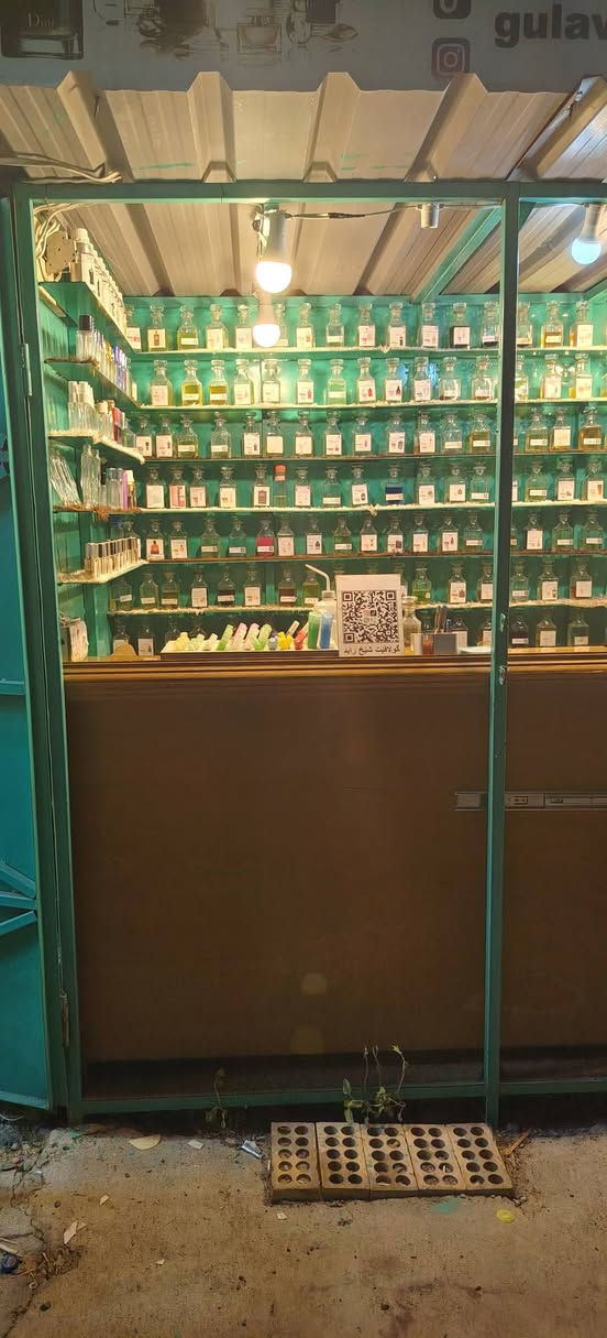 كابينة عطور للبيع بكامل ادواتها تكدر تنقلها لاي مكان
السعر كلش مناسب..
لتواصل 
الرقم:***********

نص مكتوب في الصور:
- a.shex.zaid
- gulava.shex.zaid