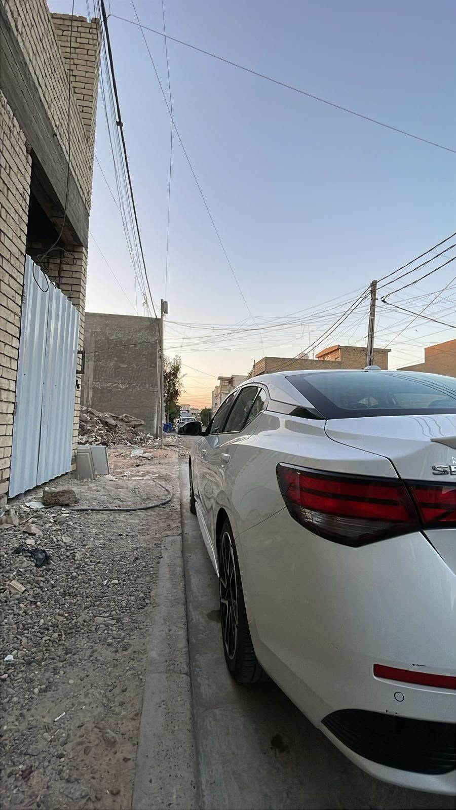 🚘 للبيع نيسان سنترا SR موديل 2024 — وارد أمريكي، فل مواصفات، بحالة ممتازة جداً

سيارة شبابية، اقتصادية، مريحة ومليئة بأنظمة الأمان والرفاهية، بلون أبيض أنيق وداخل أسود رياضي، جاهزة للاستخدام ولا تحتاج أي مصروف.

🔹 معلومات السيارة:

• النوع: Nissan Sentra
• الموديل: 2024
• الفئة: SR فل مواصفات
• المنشأ: وارد أمريكي
• المحرك: 4 سلندر سعة 2000 سي سي
• ناقل الحركة: أوتوماتيك
• اللون الخارجي: أبيض
• اللون الداخلي: أسود
• المقاعد: جلد
• المسافة المقطوعة: 21,000 ميل فقط
• رقم أربيل

🔧 حالة السيارة والحادث:

• حادث السيارة ضربة خفيفة بالجاملك الأيسر فقط
• السيارة بدون تبديل وبدون صبغ
• صبغ وكالة بالكامل
• الشاصي والأعمدة سليمة
• المكينة والجير والتبريد والتكييف بحالة ممتازة ومكفولة
• السيارة شغالة بالكامل، وجميع الأنظمة والمواصفات تعمل بصورة طبيعية
• السيارة جاهزة للفحص من أي جهة يختارها المشتري

✨ أبرز المواصفات:

• فتحة سقف كهربائية
• تشغيل عن بُعد
• تشغيل بصمة
• دخول ذكي بدون مفتاح
• شاشة وسطية
• كاميرات محيطية 360 درجة
• Apple CarPlay وAndroid Auto
• نظام صوت Bose
• تكييف أوتوماتيكي ثنائي المناطق
• مقاعد جلد رياضية
• تدفئة المقاعد الأمامية
• تدفئة الستيرن
• ستيرن جلد متعدد الوظائف
• جنوط SR رياضية أصلية قياس 18 إنج
• إضاءة LED
• مرايا جانبية كهربائية
• حساسات أمامية وخلفية
• فرامل يد إلكترونية
• نظام Auto Hold
• مثبت سرعة

🛡️ أنظمة الأمان والرادارات:

• رادارات أمان متكاملة
• رادار أمامي
• نظام التحذير ومنع الاصطدام الأمامي
• نظام مراقبة النقطة العمياء
• تنبيه الخروج عن المسار
• حساسات وكاميرات محيطية
• نظام مراقبة ضغط الإطارات
• أنظمة الثبات والسيطرة الإلكترونية
• جميع منظومات الأمان شغالة بالكامل

السيارة نظيفة جداً من الخارج والداخل، مواصفاتها عالية، قيادتها ناعمة واقتصادية بالوقود، ومناسبة للاستخدام اليومي والعائلي.

📍 مكان المعاينة: بغداد — الغزالية
💰 السعر المطلوب: ___16،000___ دولار
📞 للتواصل:***********
📞 للتواصل: ***********

المعاينة والفحص خير دليل، والتفاوض بالمعقول يكون بعد مشاهدة السيارة. بغداد, العراق
