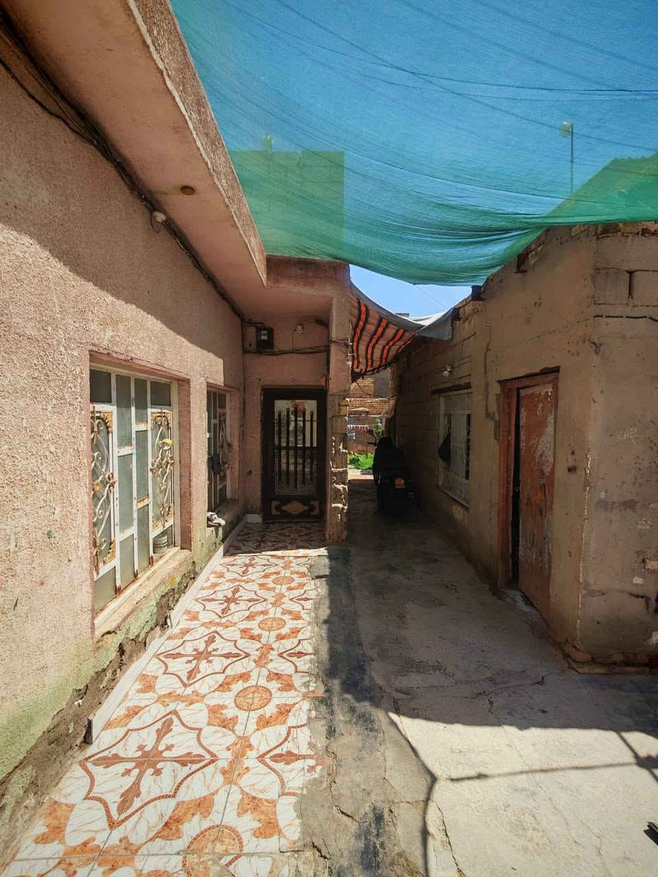 بيت للبيع المساحة 100م
عرض 5 م وطول 20 م
غرفتين + صاله + مطبخ + استقبال + حمامات خارجيه
السعر 40
خلف الملعب عمود رقم 1 رابع بيت عن الشارع الرأيسي
***********
