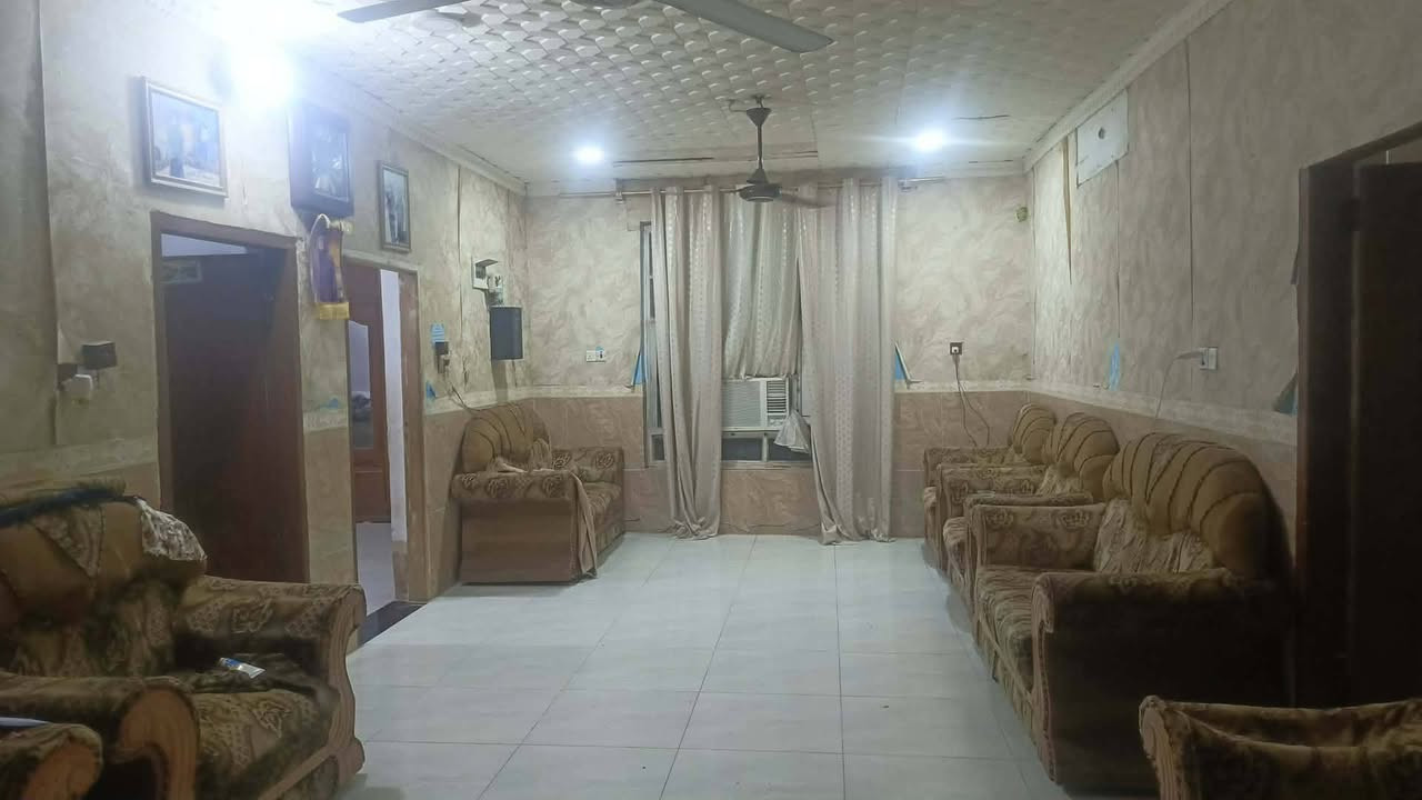بيت لبيع مساحه 350 عنوان السياحي قرب الامام الحسن  رقم الهاتف ***********
