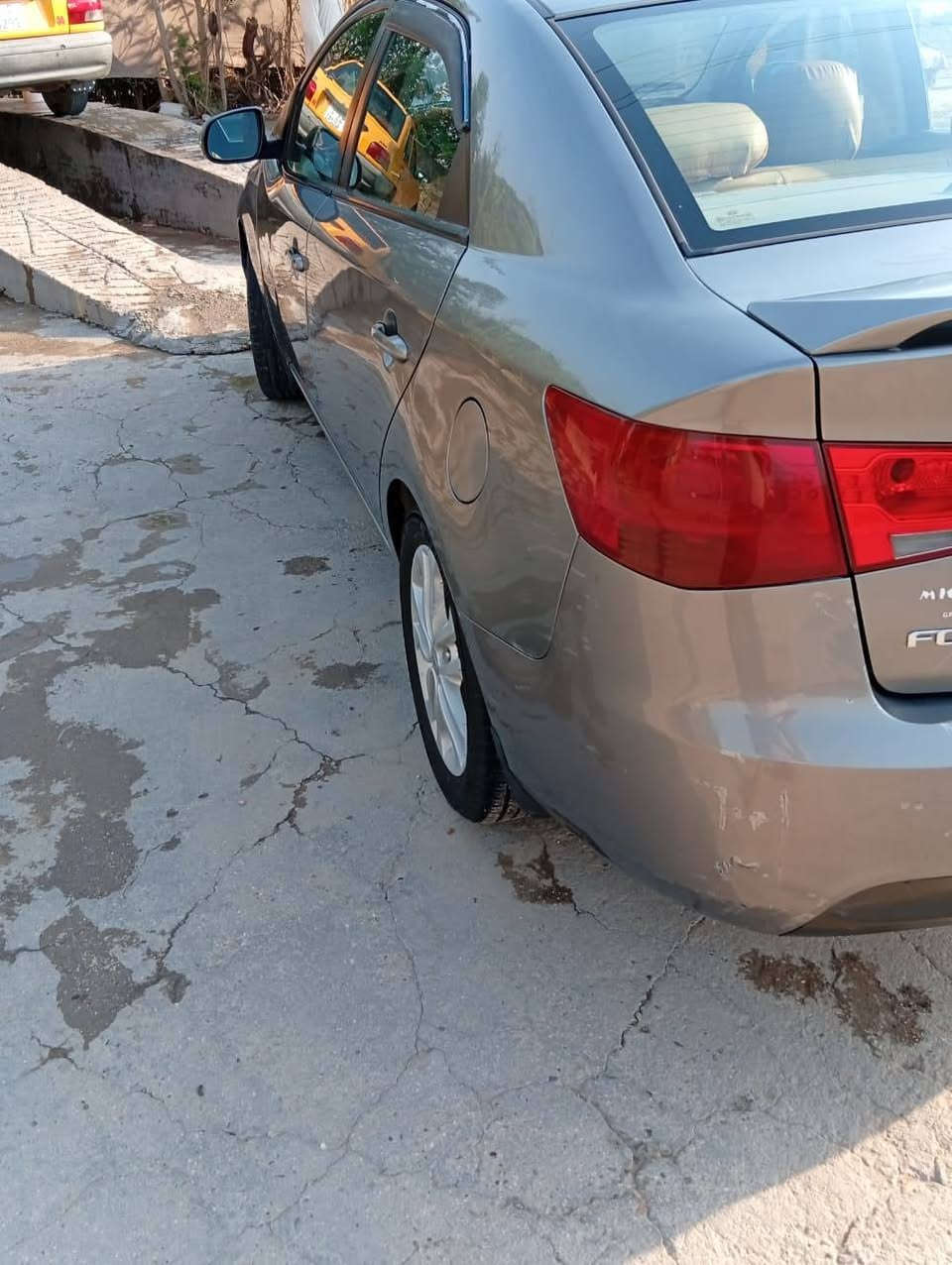 السلام عليكم
سيارة فورتي امريكي  للبيع بيه جاملغ الامامي وبنيد مصبوغ وباب السائق تبديل 

السعر 95 ورقه وبيه مجال للطيبين 

الاتصال ***********
