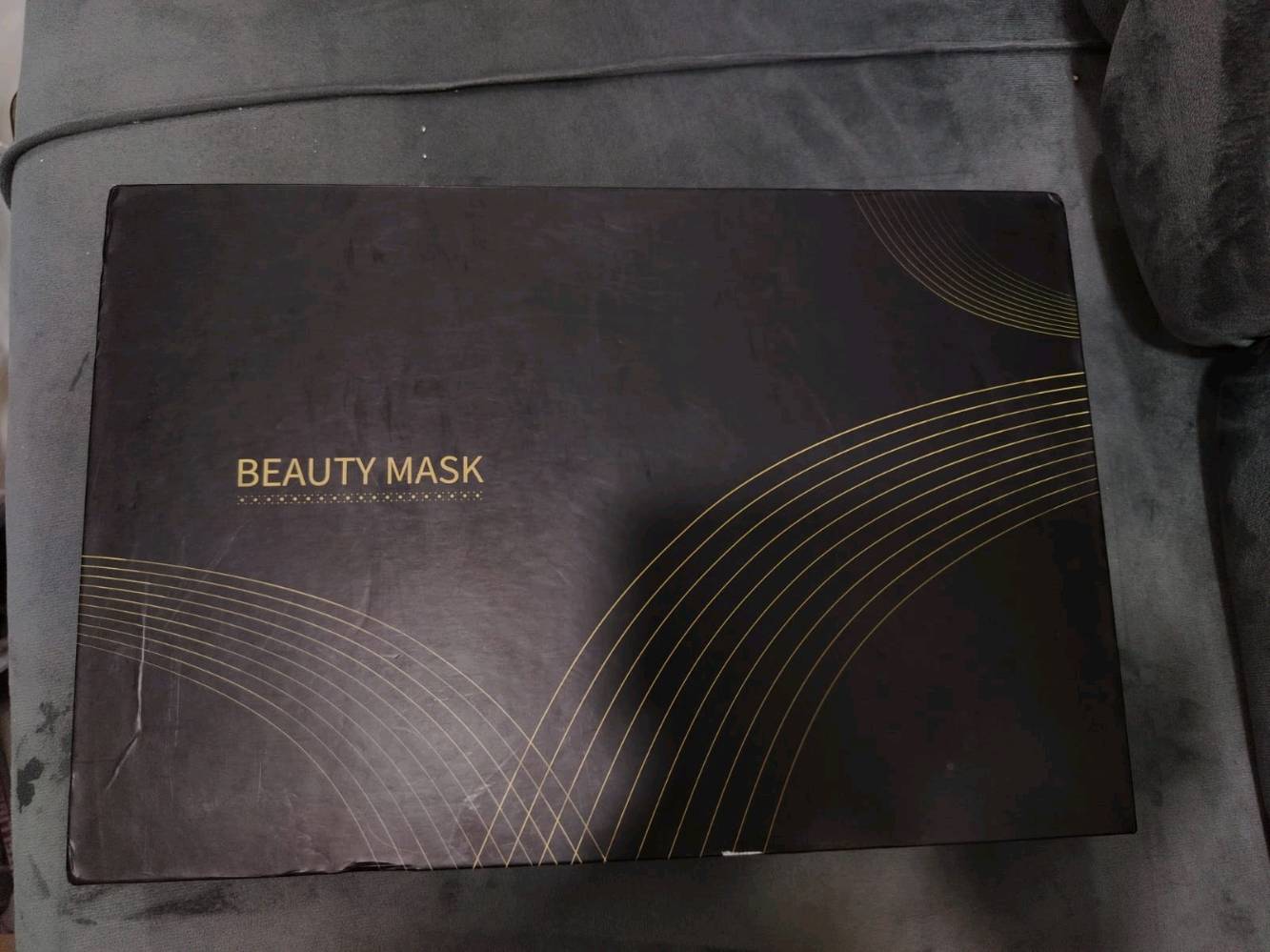 جهاز وجه
عيشي تجربة جلسات العناية بالبشرة الاحترافية وأنتِ بالبيت! 💆🏻‍♀️✨
سركِ الجديد لنضارة وشباب البشرة بدون عيوب! قناع الضوء العلاجي (LED Mask) يوفر لكِ أحدث تقنيات العناية بالبشرة المستخدمة في أكبر مراكز التجميل العالمية.
فوائد ألوان الإضاءة المتعددة:
الضوء الأحمر: يحفز إنتاج الكولاجين، يقلل التجاعيد والخطوط الدقيقة، ويجدد خلايا البشرة.
الضوء الأزرق: يقضي على البكتيريا المسببة لحب الشباب ويعالج الالتهابات.
الضوء الأخضر: يطفي التصبغات ويقلل البقع الداكنة لتوحيد لون البشرة.
الضوء الأصفر والبنفسجي: يهدي البشرة الحساسة ويمنحها إشراقة ونضارة فورية.
يجي معاه جهاز تحكم ذكي لتبديل الألوان ومستويات الإضاءة بسهولة.
 تصميم سيليكون مرن ومريح جداً للوجه.
يوجد توصيل محافظة بغداد فقط
