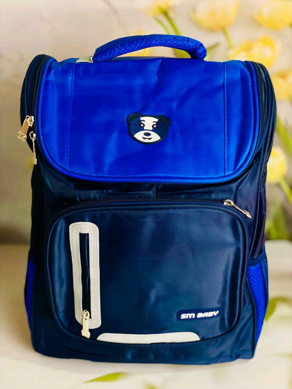 حقيبة ظهر مدرسية أرثوبيدية الباندا للأطفال مضادة للماء للبنين والبنات 🎒

اجعل طفلك يبدأ عامه الدراسي براحة وأناقة مع هذه الحقيبة المدرسية الأرثوبيدية المصممة خصيصاً لتناسب الأطفال في المرحلة الابتدائية. توفر دعماً مثالياً للظهر بفضل تصميمها المريح، مع خامات عالية الجودة ومظهر ممتع للأطفال.

المميزات: ✅
✔️ تصميم أرثوبيدي مريح: يساهم في حماية ظهر الطفل وتحقيق توزيع متوازن للوزن.
✔️ مناسبة للبنين والبنات: تصميم موحد (Unisexe) بنقشة لطيفة من آثار أقدام الحيوانات.
✔️ مقاومة للماء: خامة نايلون قوية ومضادة للماء لحماية المحتوى.
✔️ عملية وسهلة الاستخدام: مزودة بسحاب + قفل للتأمين.
✔️ سعة مثالية: مناسبة للكتب، الأدوات المدرسية، وزجاجة الماء.

تفاصيل الحقيبة🔥
الحجم: 43 × 30 × 15 سم
الوزن: حوالي 0.65 كغ
المادة: نايلون مقاوم
نوع الإغلاق: سحاب +قفل

السعر ١3لف
🚘يوجد خدمة توصيل لجميع محافظات العراق