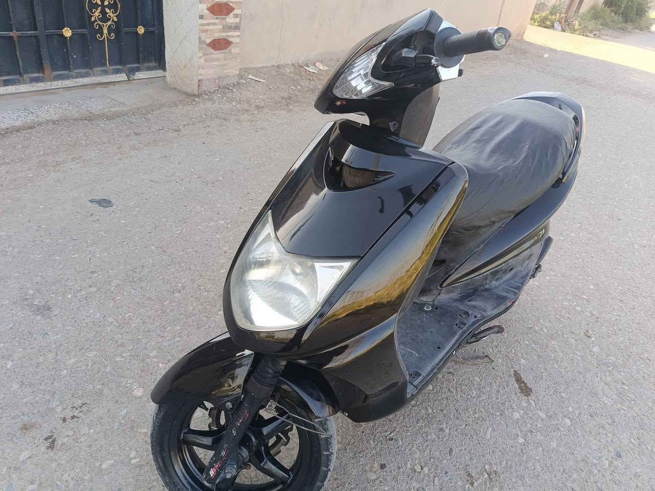 سلام عليكم عندي دراجة سكنس نثيه ياباني 110البيع الدراجه تايرات جديدة كهربائيات كل شغاله باتري جديد سلف هندر شغال كسن جلد مكينه ناعمة وخير من الله لايت زنون اشاير شغاله السعر 350وبيه مجال اليحب يتصل *********** مكان بغداد العبيدي
