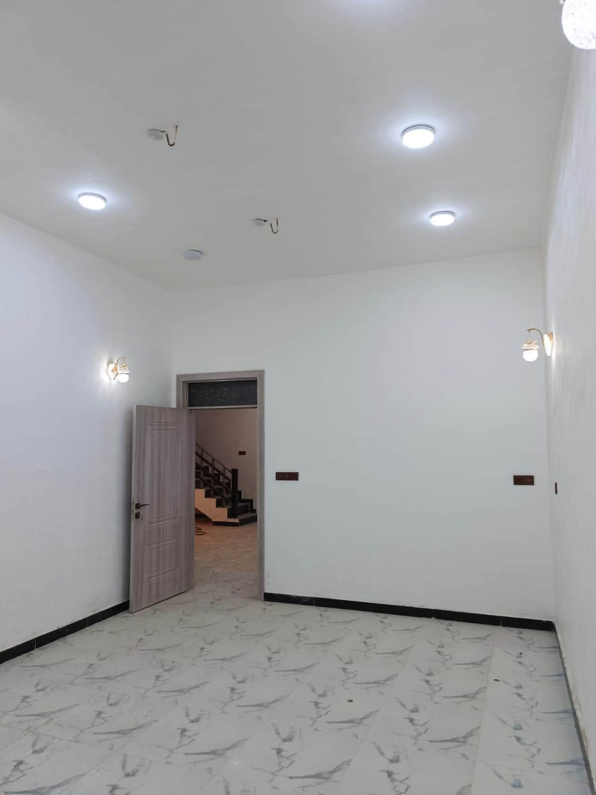 سلام عليكم بيت 🏠 للبيع مساحة البيت 200 متر 
 بسمي 

غرفتين وصاله وحمام ومطبخ طابق ونص 200 متر

العنوان الديوانية بمجمع الروان بيت ممسكون جديد 🆕 

مبني 2025 ممسكون وله يوم البيت مفول جاهز منكلشي 

ماي كهرباء بي ماطور مال ماي من كلشي جاهز صحيات 

جاهزات كهربايت جاهزه فول شغل حديث العنوان الديوانية مجمع الروان 

 السعر 115 مليون بي مجال 🥇
لاستفسار عن البيت اتصل ***********

***********
