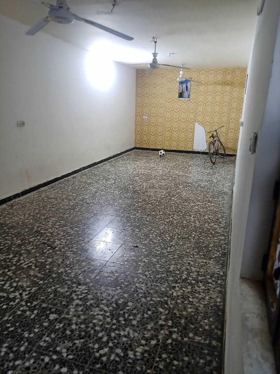 نومالسلام عليكم بيت مساحة 200م  نزال25واجهة8 بناء ال90عالي عن الشارع طابقين الاول صب غرفتين نوم صالة مطبخ صحيات استقبال الطابق الثاني عكادة  غرفتين نوم صحيات الموقع الاورفلي الفرع العريض مقابيل شارع سوق الشعبي قطاع51/50 السعر 280للستفسار ***********
