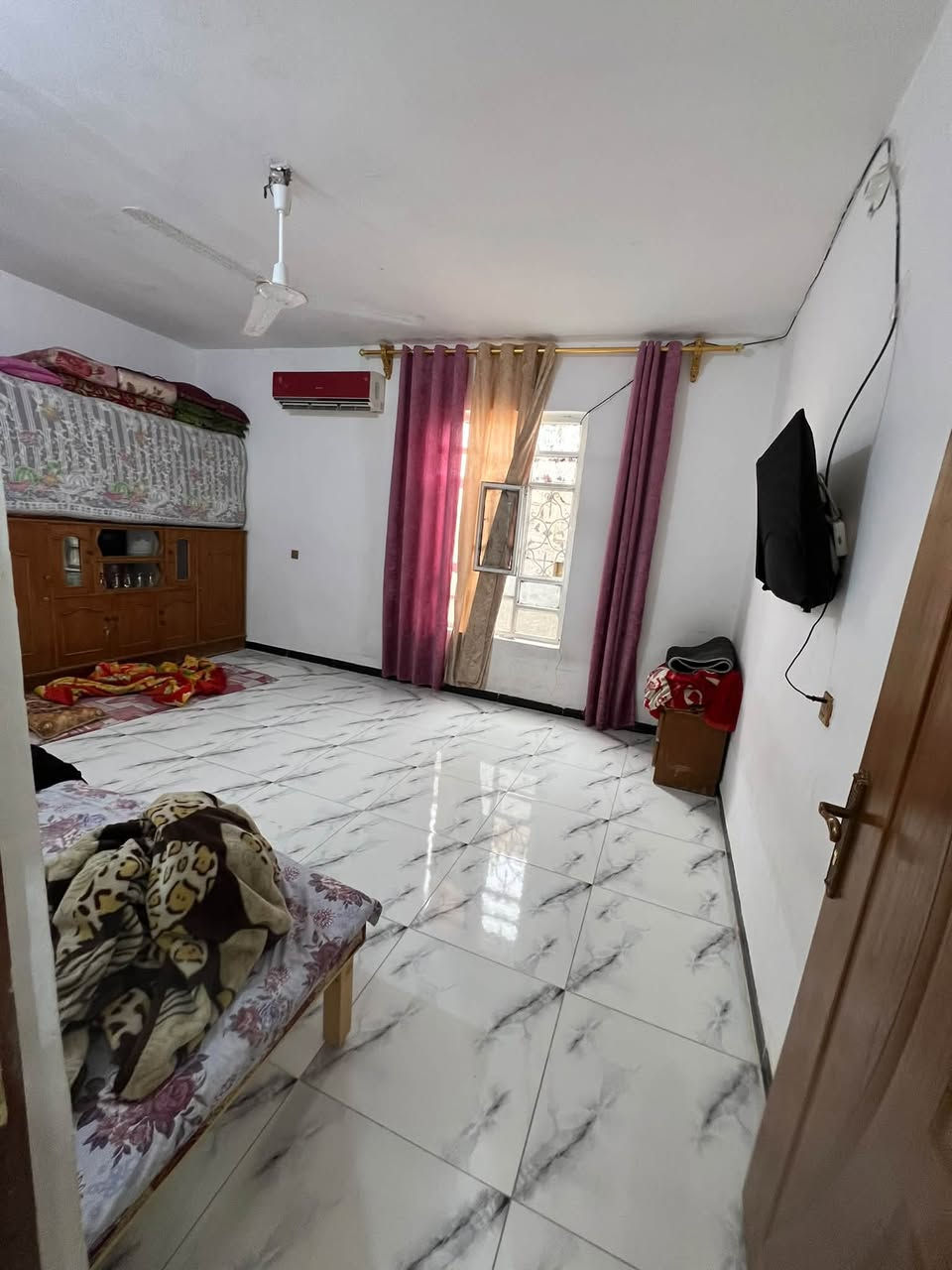 سلام عليكم بيت وعرصه مساحه 280نهايت شارع الوكفه يبعد عن المشروع 80متر الستفسار الرقم***********
