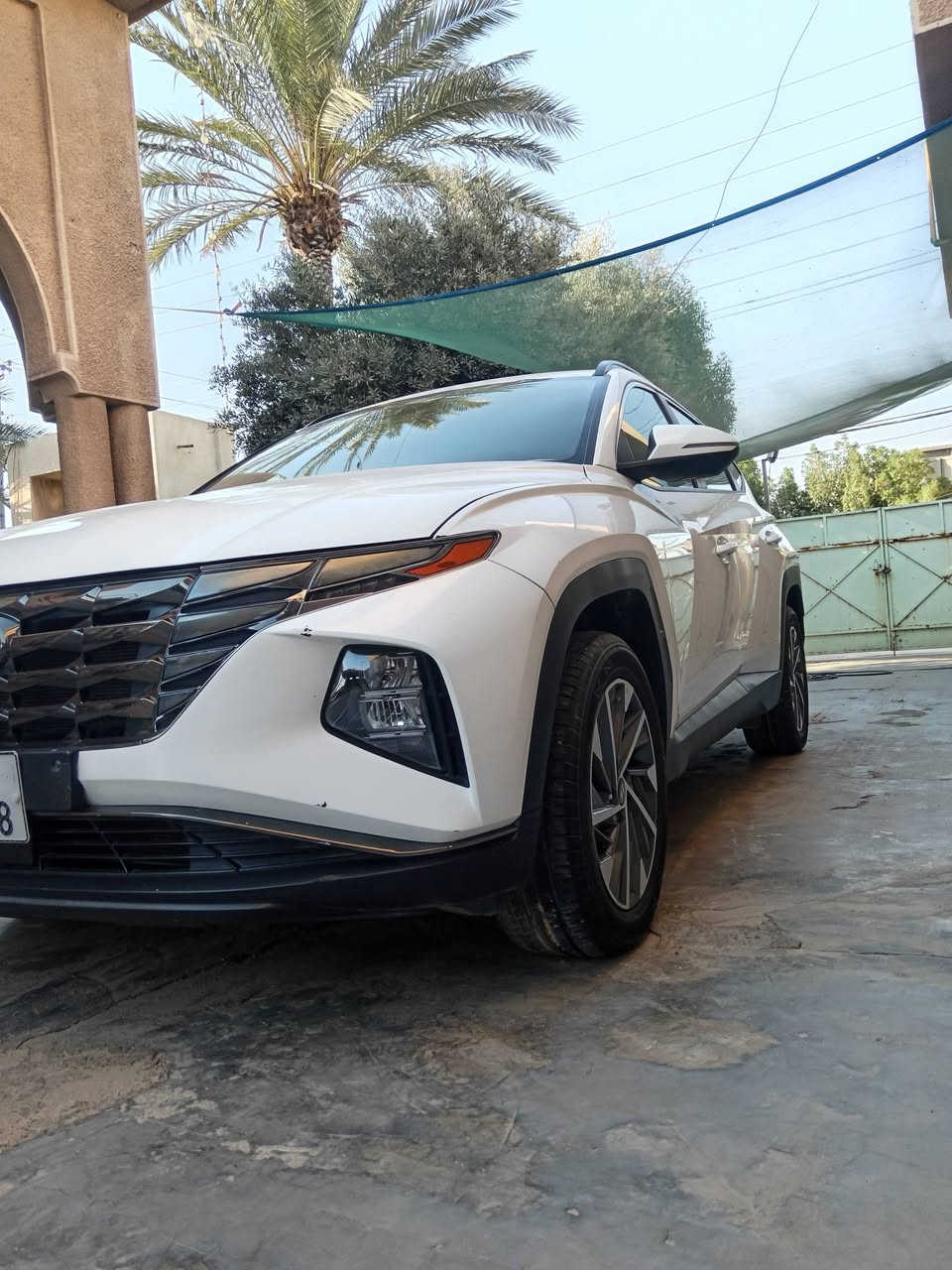 ​الموديل والنوع: هيونداي توسان 2022 (وارد أمريكي).
المسافة المقطوعة: 40 ألف (ميل/كم حسب العداد).
​المحرك والدفع: 4 سلندر 2.5L / دفع رباعي HTRAC AWD.
​المقاعد: جلد بيج، كشن السائق كهرباء مع دعامة ظهر.
​التدفئة والتبريد: تدفئة كشنات أمامية + تكييف لمس إلكتروني (فصل جهتين) + فتحات خلفية.
​الشاشة والكاميرا: شاشة لمس تدعم Apple CarPlay و Android Auto لاسلكياً + كاميرا خلفية.
​التشغيل والبصمة: تشغيل عن بعد + بصمة دخول وتدشين بدون مفتاح.
​المواصفات الذكية: شاحن هاتف وايرلس + شاشة عدادات رقمية سبورت.
​الويلات والمظهر: ويل أوفست/جنوط 18 بوصة مكحلة + إضاءة LED أمامية وخلفية + 
​أنظمة الأمان والرادار: رادار الحفاظ على المسار + تنبيه النقطة العمياء + رادار مانع التصادم الأمامي + مانع انزلاق وABS.

للأستفسار اكثر 
***********
***********
