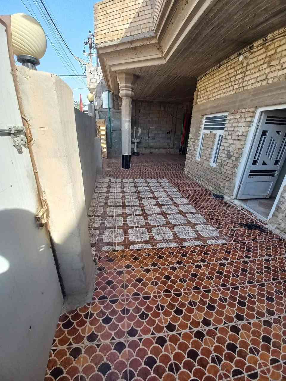 السلام عليكم
بيت بشارع عشرين 

طابو صرف 

الشارع تبليط فول خدمات 

المساحه 200 وبي زايد 
 
غرفه نوم 3 ولغرفه الفوك حمام بيه .. ستقبال.. ومطبخ.. وحمام داخل البيت.. وتواليت خارجي..  وصاله ولخريطه مالته حلوه 

السعر 250 وبي مجال 
. 
.. للستفسار ***********
