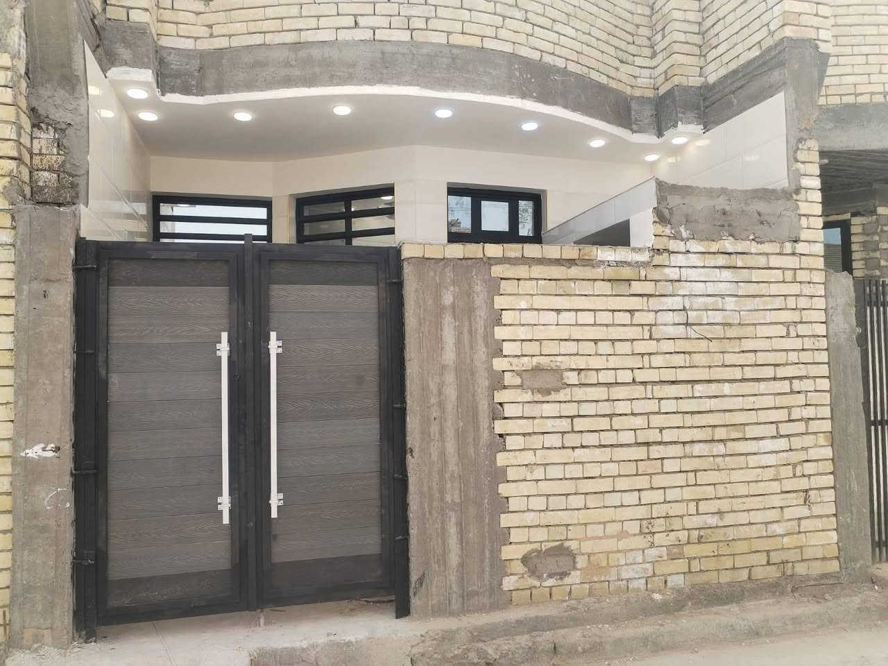 بيت للبيع في بغداد / العبيدي

الموقع: العبيدي - الرئاسة - شارع 20 - شارع معمل البيبسي - شارع السادة - زراعي سند 25 - كاع ابو علي الدراجي قرب السدة
يبعد 50 متر فقط عن شارع 20 الرئيسي.

المساحة: 80 متر ( 15 × 10 ) طابقين
البناء: بيت جديد ونظيف جداً

التفاصيل:
الطابق الأرضي: صالة + استقبال + هول + مطبخ
الطابق الثاني: غرفتين نوم + هول + حمام (يوجد بعض النقوصات البسيطة في الطابق الثاني ونقص كاشي)

الخدمات:
الفرع مبلط بالكامل
مجاري جاهزة
كهرباء جاهزة
فقط الشارع العام المؤدي الى شارع 20 غير مبلط لمسافة 50 متر

السعر: 52 مليون وبي مجال بسيط جداً
***********
