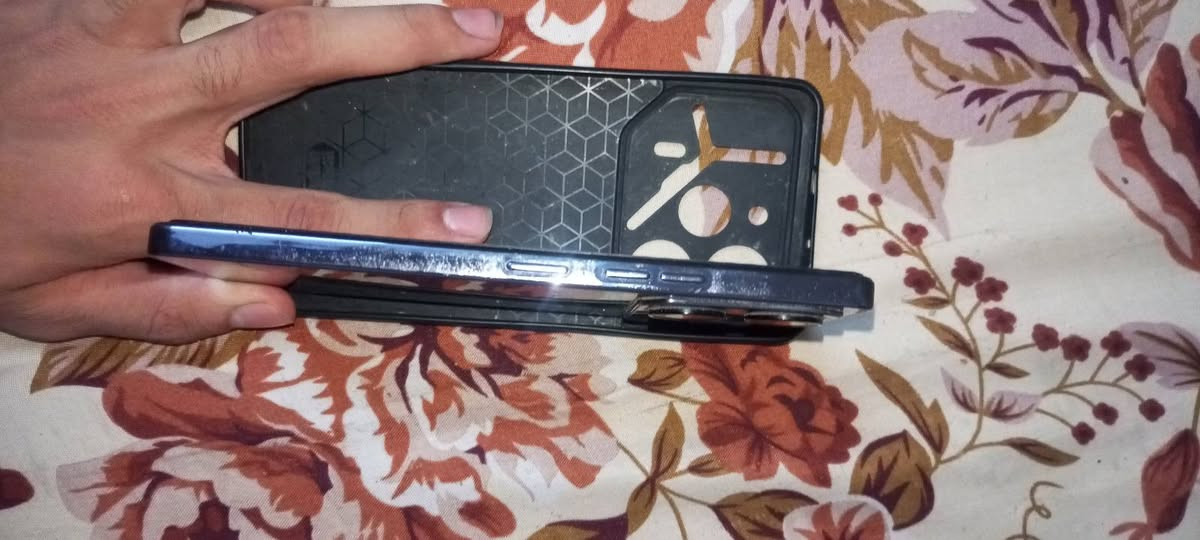 سلام عليكم تكنو بوفا 6 برو 5G ذاكره 256 عل 12عل 12 كلشي ما مبدل و بطاريه6000 ضهر شغال كلشي ما مبدل بي فقط هاذ الشخط و النضافه كدام عينك مكاني بغداد شعله هاذ  رقمي ايشي واتساب  *********** سعره 170 وبي مجال بسيط بدون ملحقات

نص مكتوب في الصور:
- لا يوجد بطاقة SIM