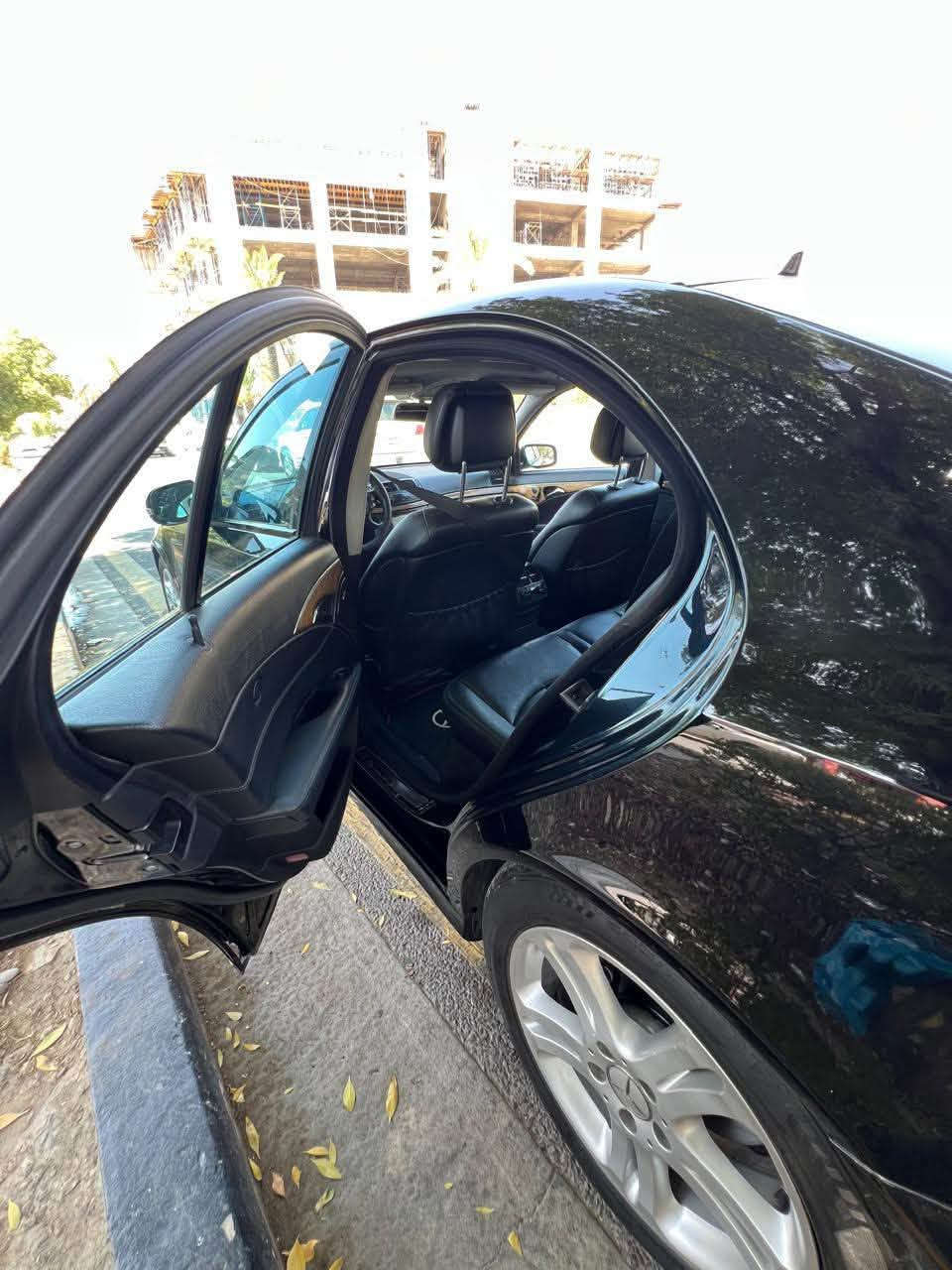 ╔═══ ❖ بسم الله الرحمن الرحيم ❖ ═══╗
🚘 مرسيدس أم عيون W211 E350 موديل 2008 🚘
🔥 المرغوب والمكفول 🔥

• محرك وكير مكفولات
• كير 7 نمر
• السيارة طيارة ما شاء الله 🚀
• نادر تلكه هيچ قطعة، وبهالنظافة وبهالمواصفات 👌
• وضع البلادي 
• كشنات جلد
• تبريد وتدفئة للكشنات ❄️🔥
• تحكم كهربائي بالأبواب
• فتحة سقف
• ستيرن تحكم كهربائي
• صعود ذكي
• نظام ترحيب
• سماعات دمام 🔊
• السيارة نظيفة كلش ✨
• الصبغ بيها ربع جاملغ فقط: الأمامي الأيمن

💰 السعر: 150 ورقة

📞 للاستفسار:
***********
موقع السياره بغداد اليرموك
╚═══ ❖ الله يرزق الجميع ❖ ═══
