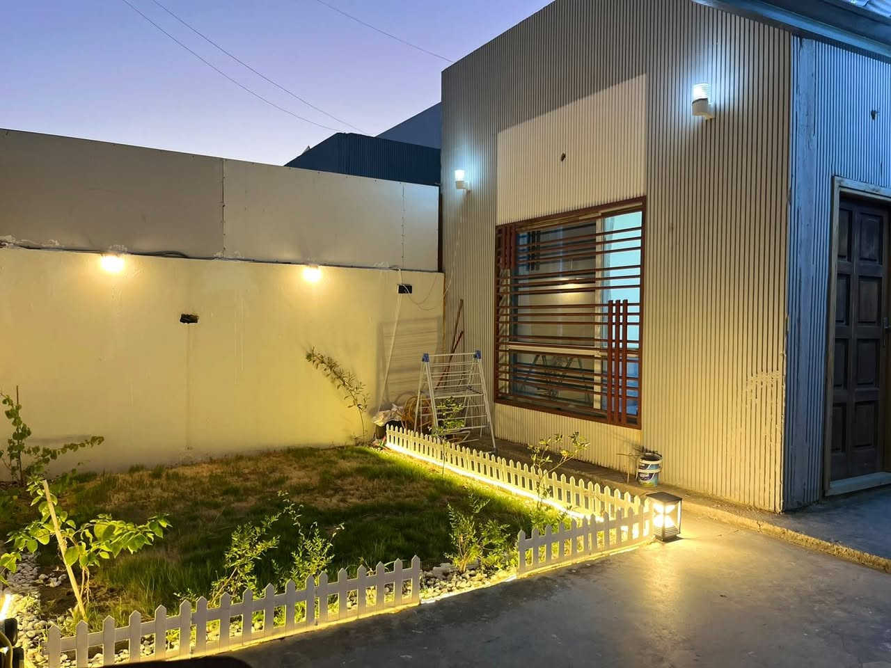 🏠 دار للبيع في قرية الغدير الثانية / مرحلة اولى
قرب مدرسة القرية (مدرسة البعد الرابع)
150 متر/ طابق واحد
البيت جاهز ويحتوي على استقبال، غرفة، صالة، مطبخ
خط وطني جاهز
خط مولدة جاهز
خط نت كيبل ضوئي
حديقة جاهزة
ماء وكهرباء كامل
كتايب ابواب للابواب الخارجية وابواب البلكونة، بالاضافة الى كتيبة للمكشوفة، ومكشوفة مسقفة. 
سقفية (عمارية) للطارمة
الكيبون للحائط 
(((سعر نقد ))))

📞 للاستفسار ***********

