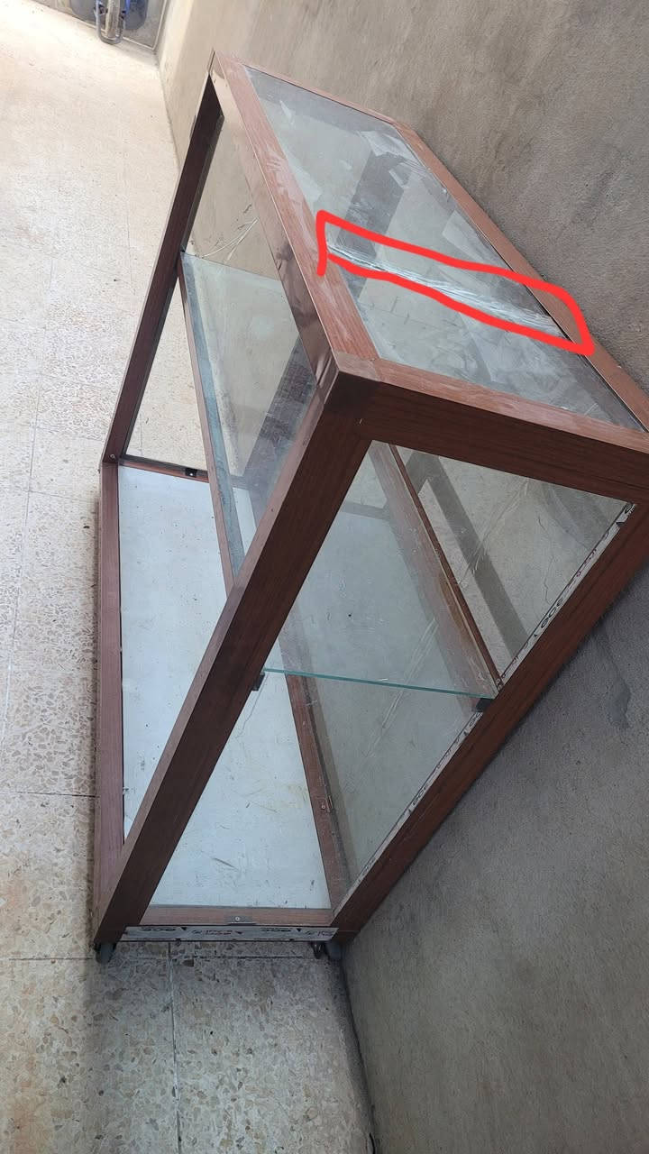 غراض مستعمل اخو البلاش ، ميز المنيوم عدد 2 ، فاترينات عدد 2 ، واجهة محل موبايل
تواصل واتساب *********** 
المؤشر باللون الاحمر جام مكسور او مفطور
