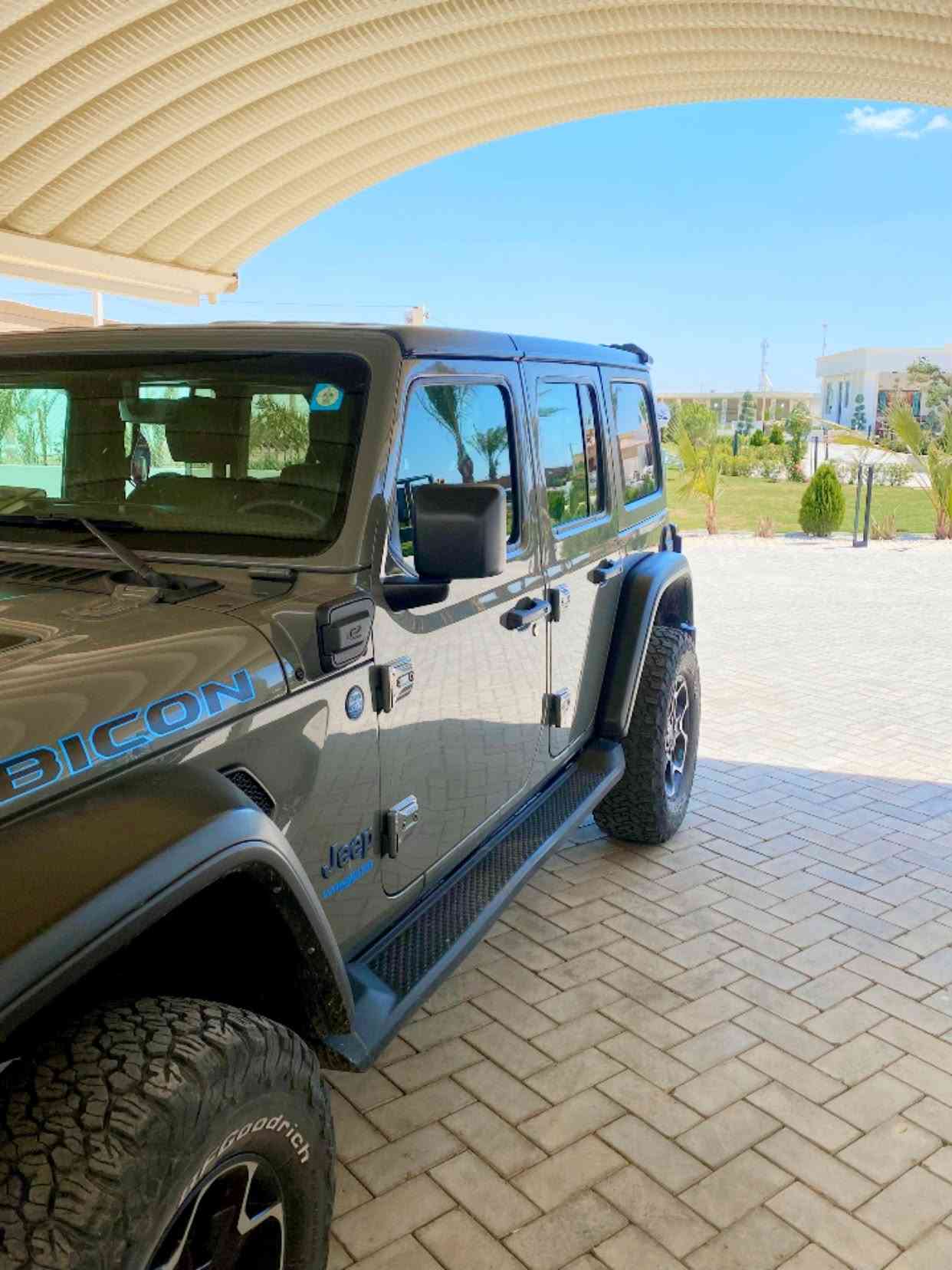 🚙 للبيع Jeep Wrangler Rubicon 4xe – موديل 2022
1️⃣ الموديل: Jeep Wrangler Rubicon 4xe
2️⃣ السنة: 2022
3️⃣ الفئة: Rubicon
4️⃣ النوع: Hybrid Plug-in 4xe
5️⃣ الأبواب: 4 أبواب
6️⃣ الدفع: 4×4
7️⃣ المحرك: 2.0L Turbo
8️⃣ القوة: 375 حصان
9️⃣ العزم: 470 lb-ft
🔟 القير: أوتوماتيك 8 سرعات
1️⃣1️⃣ الدفرنس: أمامي وخلفي Locking Differential
1️⃣2️⃣ الدبل: Rock-Trac 4WD
1️⃣3️⃣ Low Range: 4:1
1️⃣4️⃣ البطارية: Plug-in Hybrid
1️⃣5️⃣ المدى الكهربائي: حوالي 22 ميل حسب مواصفات المصنع
1️⃣6️⃣ عدد المقاعد: 5
1️⃣7️⃣ الممشى: 40,000 ميل تقريبًا
1️⃣8️⃣ الرقم: بغداد
1️⃣9️⃣ الصبغ: بدون صبغ
2️⃣0️⃣ الحادث: حادثة بالأكسل
2️⃣2️⃣ حالة السيارة: البيع على وضعها الحالي،  

سعره 31000

وبيه مجال 
***********
📍 الموقع: بغداد الشعب
