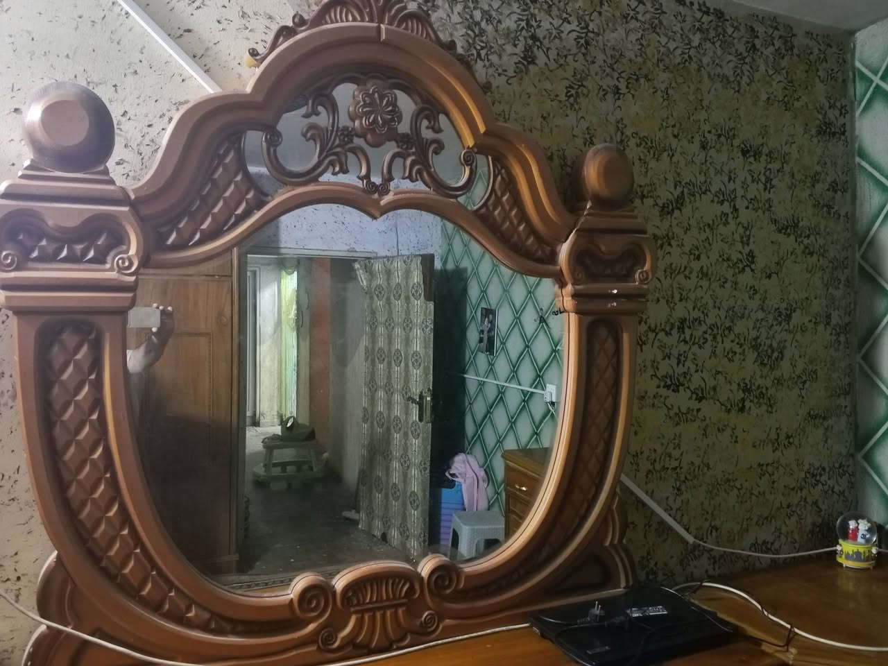 غرفة نوم ٦ ابواب طابقين ديوان  خشب صاج كما موضح بالصورة مع دوشك ضغط عالي النظافة ٩٠٪ السعر (٨٠٠) الف دينار وبيها مجال بسيط المكان الحبانية السيسي قرب جامع حسب الله للاستفسار الاتصال على الرقم (***********)
