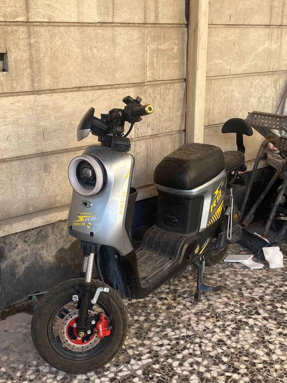 سلام عليكم شباب دراجه شحن r9  نسيته عل شحن و هيه 5بطاريات نسيته عل شحن وانتفخن بطاريتين بس الدراجه سعره 200 إبريك خلفي امامي شغال دسكات شاشه اربع نمر وياها سله و بايدر و مرايات مال وكاله الدراجه من ونلي الملف جديد الدراجه ما بيه شي حته تكدر تطلع بيه بس اشد باترين ب 50 ألف عنواني بغداد البلديات ضياء الحلفي يم زنود الست الحمداني الرقم : ***********
